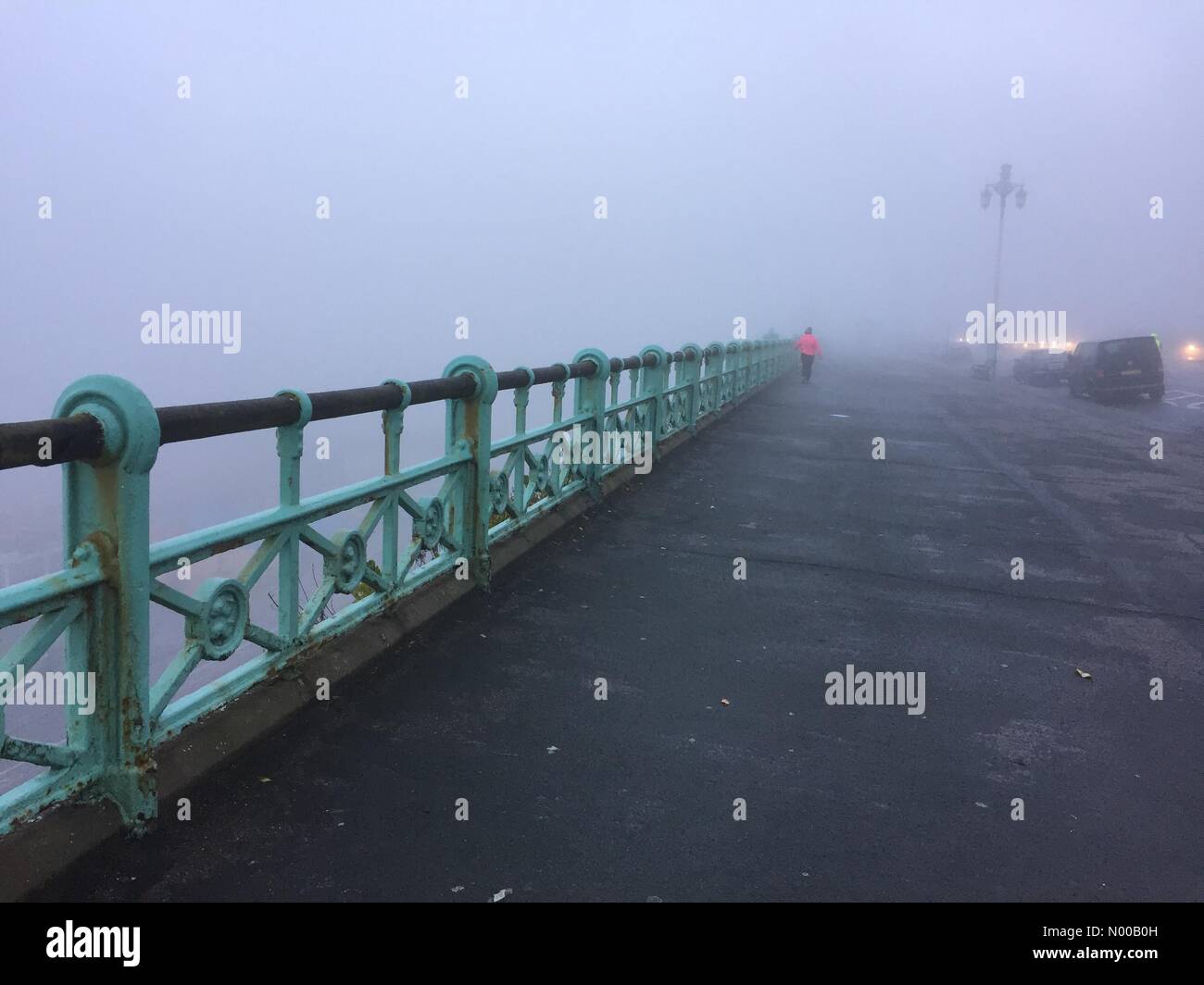 Brighton, East Sussex. 7. Februar 2017. Großbritannien Wetter. Brighton beginnt der Tag in einen dichten Nebel gehüllt. Bildnachweis: Francesca Moore / StockimoNews/Alamy Live News Stockfoto