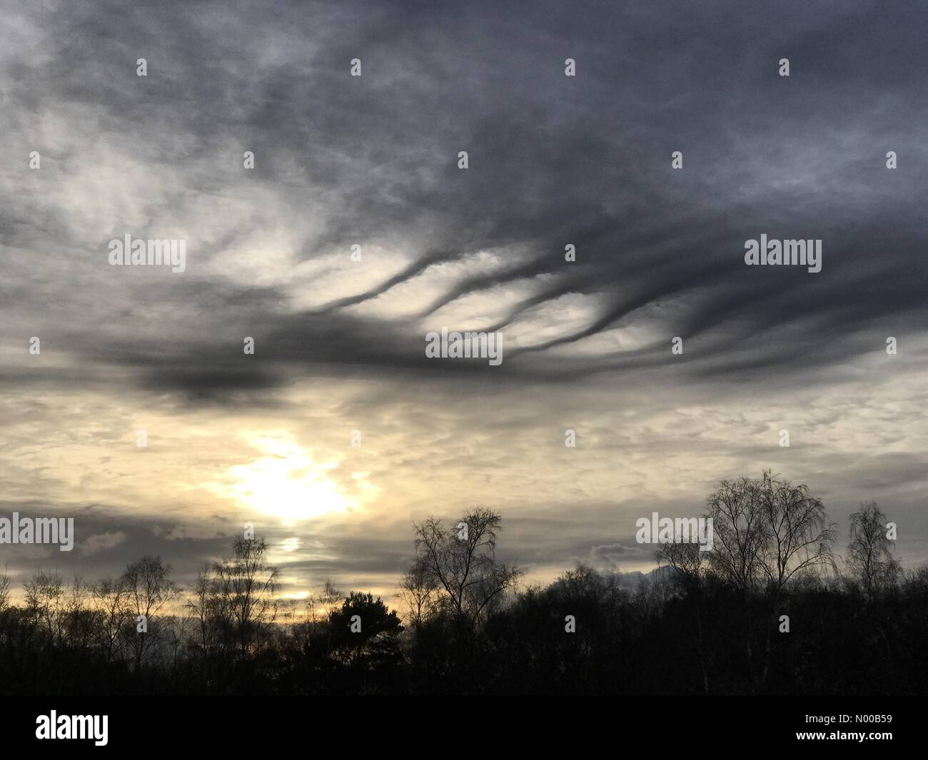 Littleford Ln, Guildford, UK. 16. Februar 2017. Großbritannien Wetter: Sonnenuntergang in Wonersh. Blackheath Common, Wonersh. 16. Februar 2017. Warmen und sonnige Bedingungen die Oberhand über den Home Counties. Sonnenuntergang über Wonersh in Surrey. Bildnachweis: Jamesjagger/StockimoNews/Alamy Live-Nachrichten Stockfoto