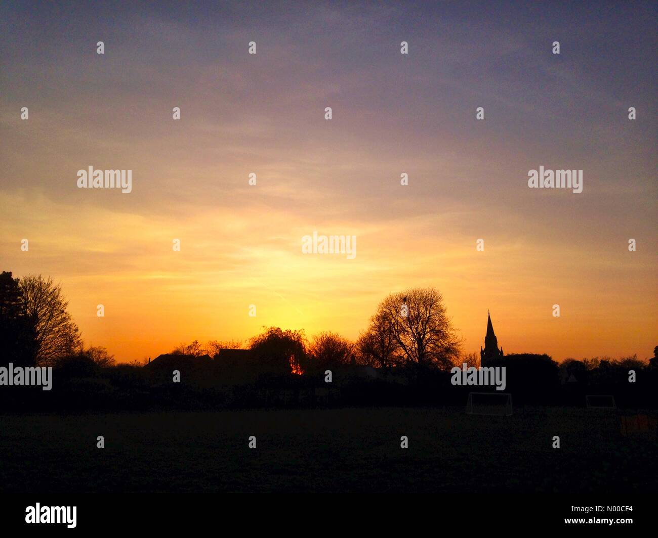 UK-Wetter: Ein Oranges Leuchten wie die Sonne am Himmel über Reading, UK  untergeht Stockfotografie - Alamy