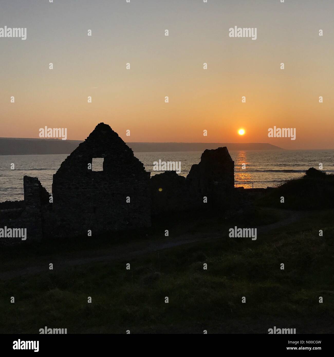Swansea, Großbritannien. 9. April 2017. Die Sonne erhebt sich über das alte Salzhaus am Strand von Port Eynon auf der Gower-Halbinsel in der Nähe von Swansea heute Morgen. Bildnachweis: Phil Rees/StockimoNews/Alamy Live-Nachrichten Stockfoto