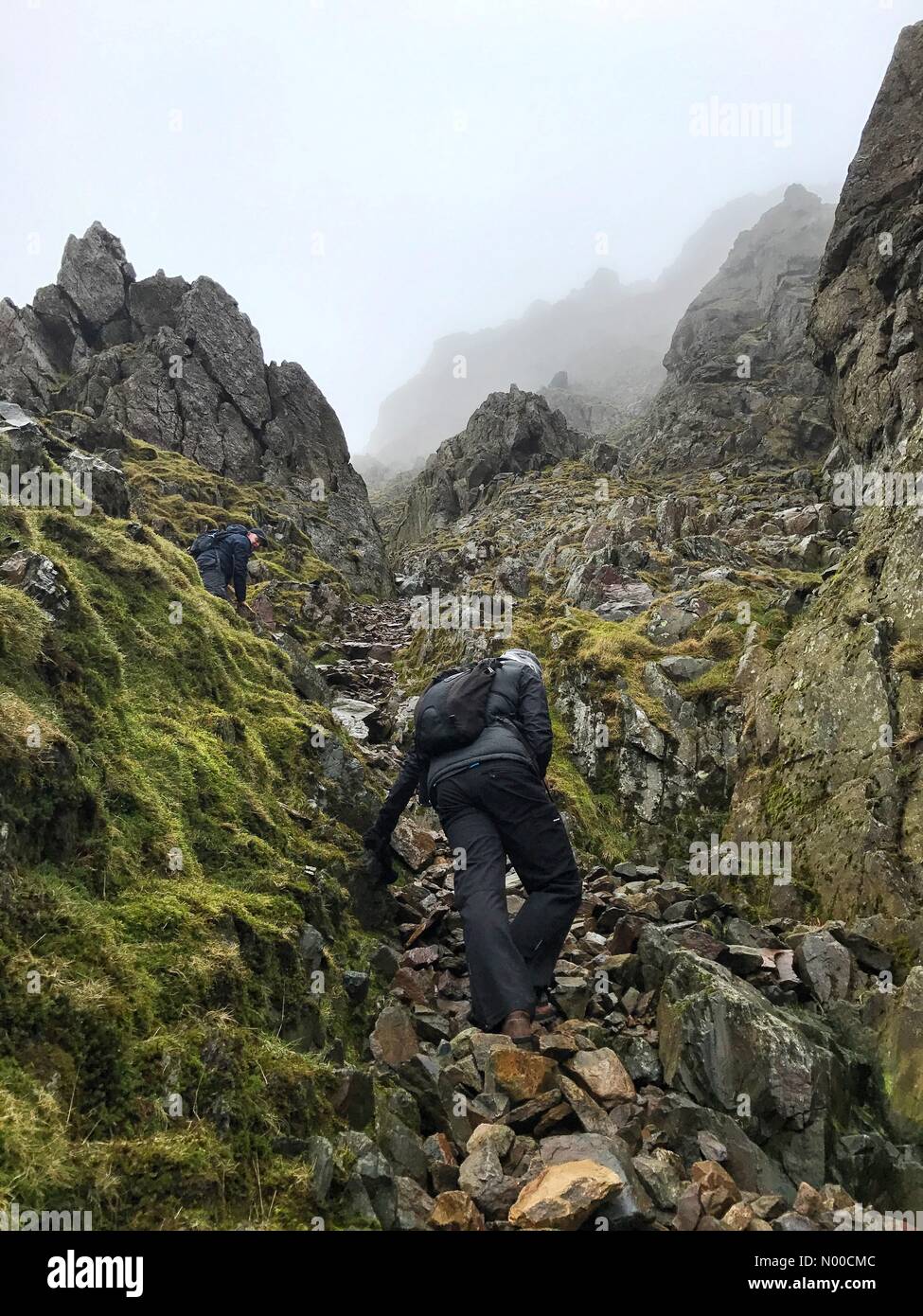 Broughton-in-Furness, UK. 13. April 2017. Wanderer genießen die Osterferien Klettern Greis Coniston an einem trüben und kalten Tag, Seenplatte, Cumbria Credit: Dan Tucker/StockimoNews/Alamy Live News Stockfoto