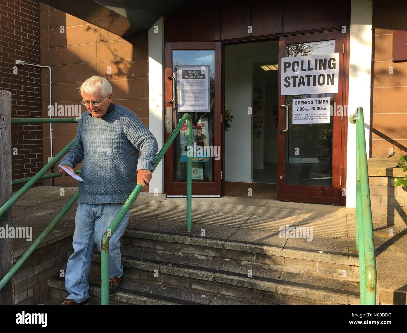 Sherborne, Dorset, UK. 4. Mai 2017. Rentner fährt das Wahllokal nach der Stimmabgabe bei der Kommunalwahl der Räte zu Dorset County Council. Bildnachweis: Josie Elias / StockimoNews/Alamy Live News Stockfoto