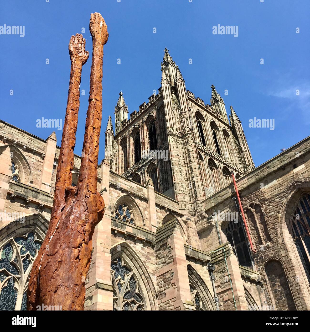 Hereford, Herefordshire UK - jenseits Grenzen eine Skulptur des Künstlers John O'Connor reicht bis in den blauen Himmel an einem heißen sonnigen Tag in Hereford Cathedral. Stockfoto