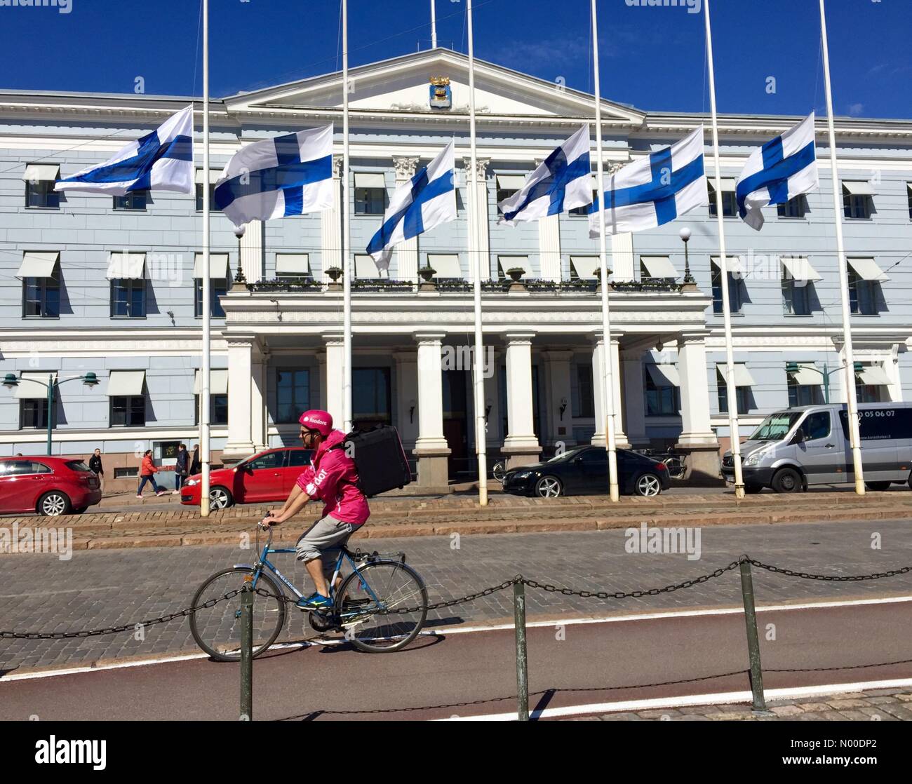 Geschirrwaren 13, Helsinki, Finnland. 13. Mai 2017. 13. Mai 2017, Helsinki, Finnland. Finnische Flaggen auf Halbmast vor Helsinki City Hall, ehemaliger Präsident von Finnland Mauno Koivisto, gedenken, die am Abend des 12. Mai im Alter von 93 Jahren starb. Bildnachweis: Heini Kettunen/StockimoNews/Alamy Live-Nachrichten Stockfoto