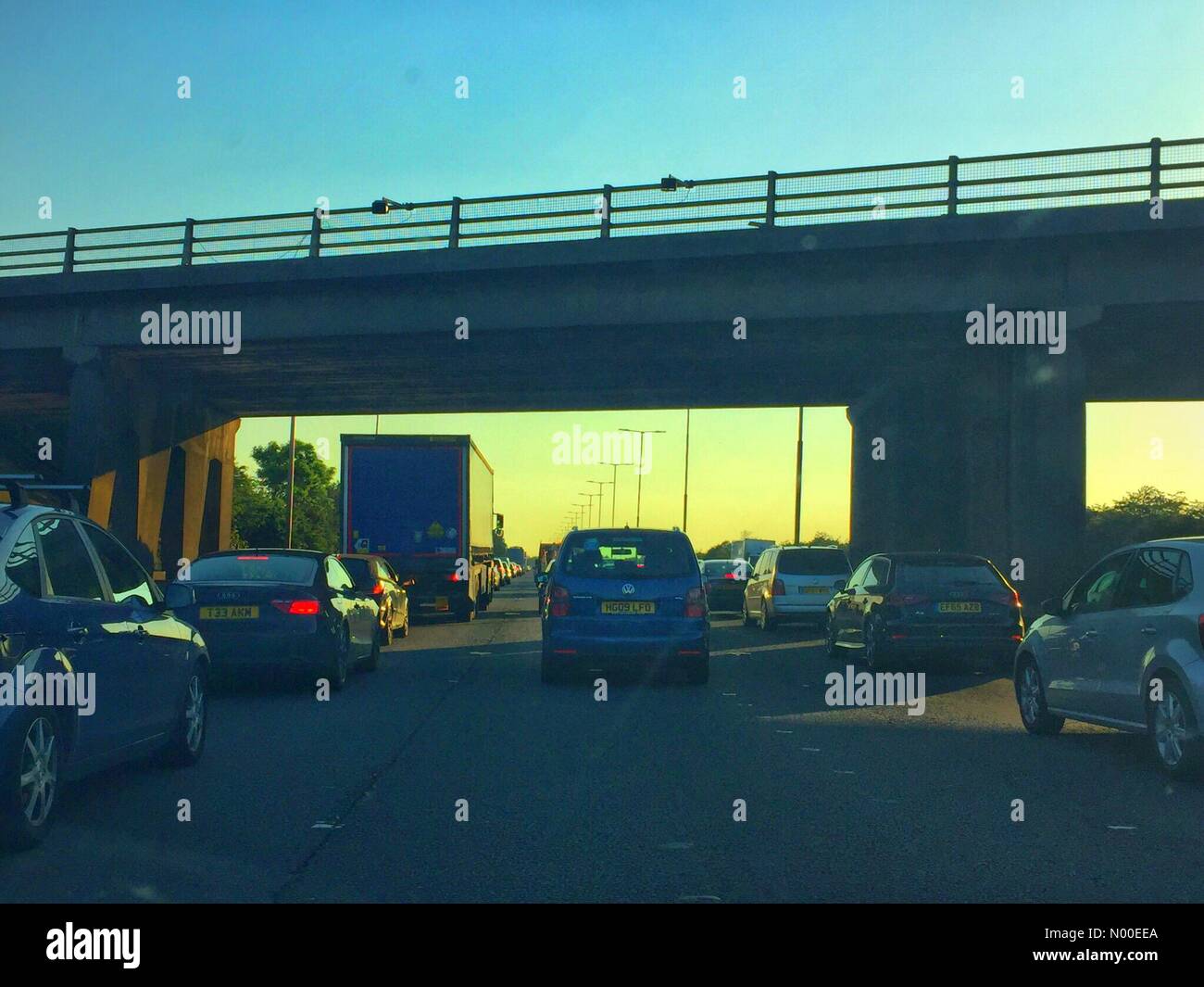 Das UK Bank Holiday Wochenende beginnt mit Staus auf der Autobahn M4 durch Berkshire. Stockfoto