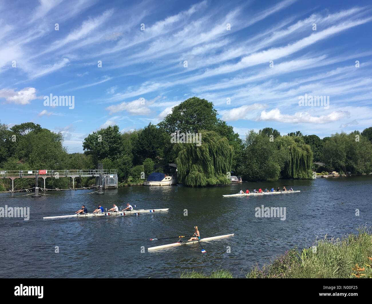 Walton-on-Thames, Großbritannien. 11. Juni 2017. Menschen der Themse bei Walton on Thames in Surrey heute bei schönem sonnigen Wetter zu genießen. Bildnachweis: Rob Powell/StockimoNews/Alamy Live-Nachrichten Stockfoto
