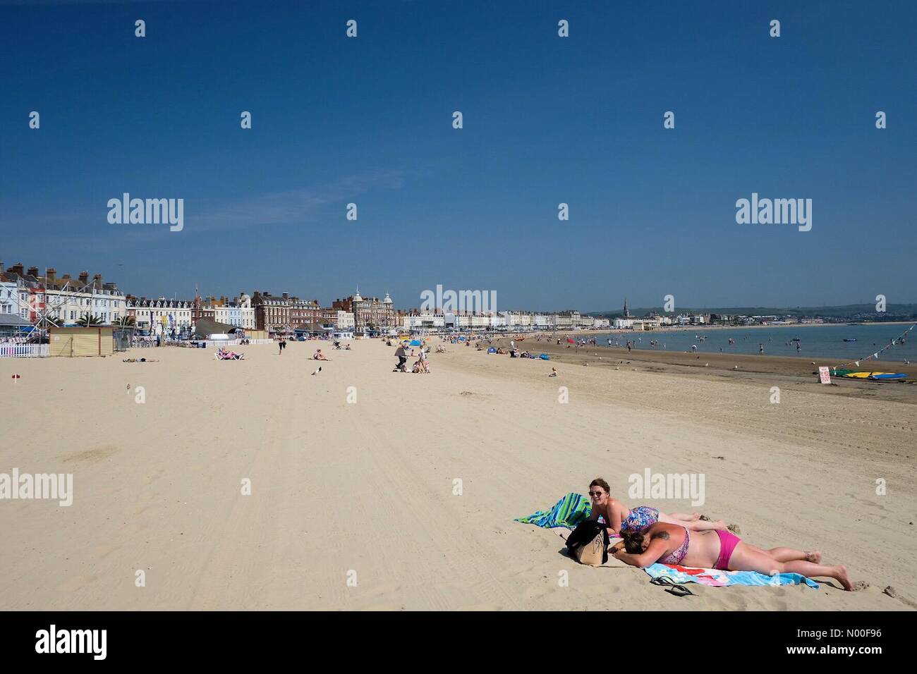 Weymouth, Dorset, UK. 20. Juni 2017. Herrliches Wetter mit Menschen genießen die Sonne Meer und Strand. Bildnachweis: Paul Chambers / StockimoNews/Alamy Live News Stockfoto