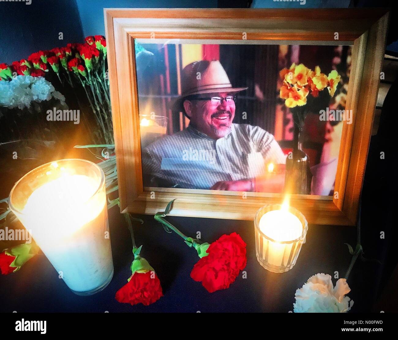 Ciudad de México, Mexiko. 15. Juli 2017. Kerzen, Nelken und ein Portrait von Javier Valdez, Autor des Buches Narcoperiodismo (Narco-Journalismus), während eine Hommage an den Journalisten im Mai 2017 in Sinaloa Staat ermordet. Bildnachweis: Chico Sanchez/StockimoNews/Alamy Live-Nachrichten Stockfoto