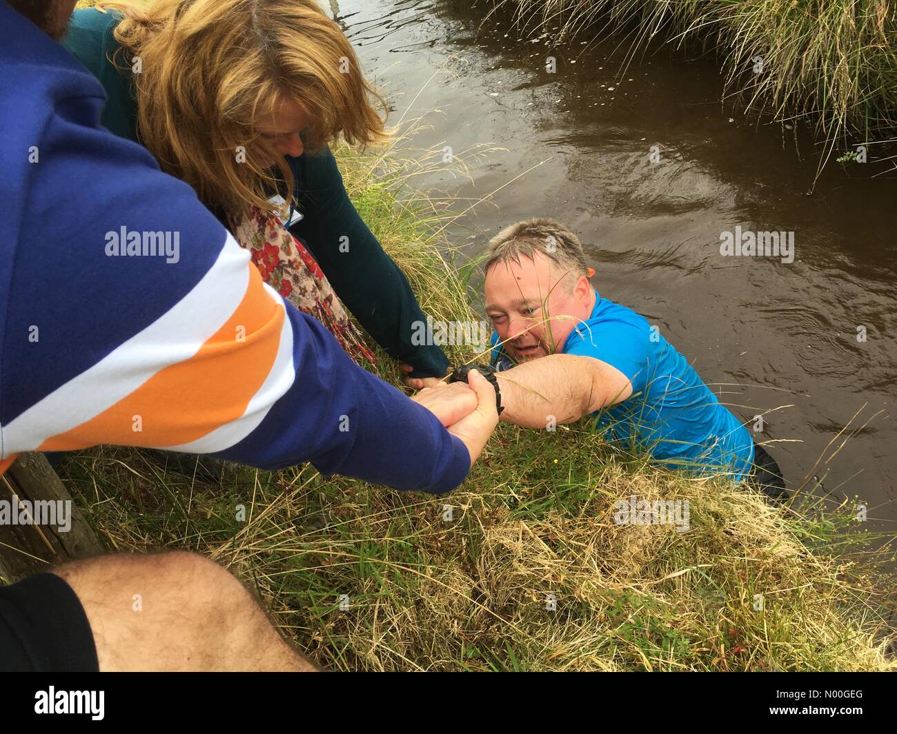 Welt Bog Schnorcheln Meisterschaft, Llanwrtyd Wells, Powys, Wales UK 2017 ein müder Konkurrenten verzichtet auf die schlammige Schnorcheln nun zur Hälfte. Stockfoto