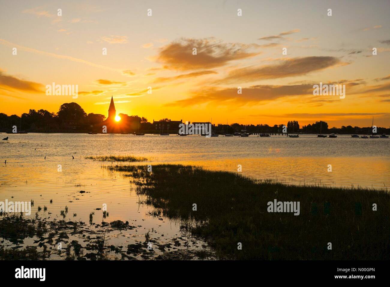 Bosham, Hafen, Chidham, UK. 14. September 2017. UK Wetter: Sonnenaufgang. Clearing Bewölkung über Nacht führte zu einem schönen Start in den Tag an der Südküste. Sonnenaufgang über Bosham, W Sussex. Credit: jamesjagger/StockimoNews/Alamy leben Nachrichten Stockfoto