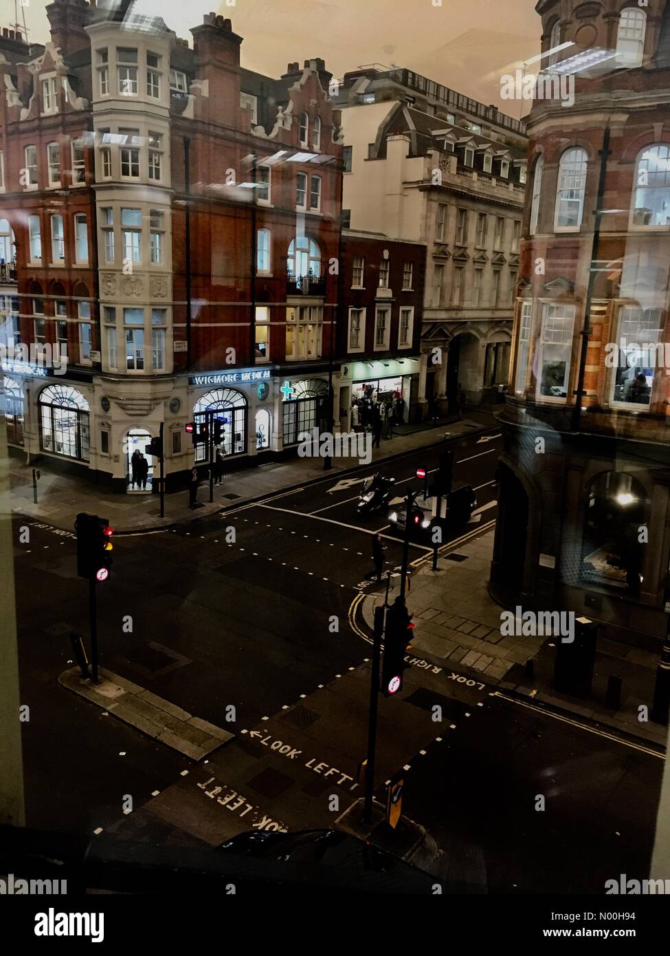 London, Großbritannien. 16. Oktober 2017. unheimliche Dunkelheit über das Londoner West End am Nachmittag steigt mit Staub und Sand aus der Sahara Credit: Peter Smith/stockimonews/alamy leben Nachrichten Stockfoto