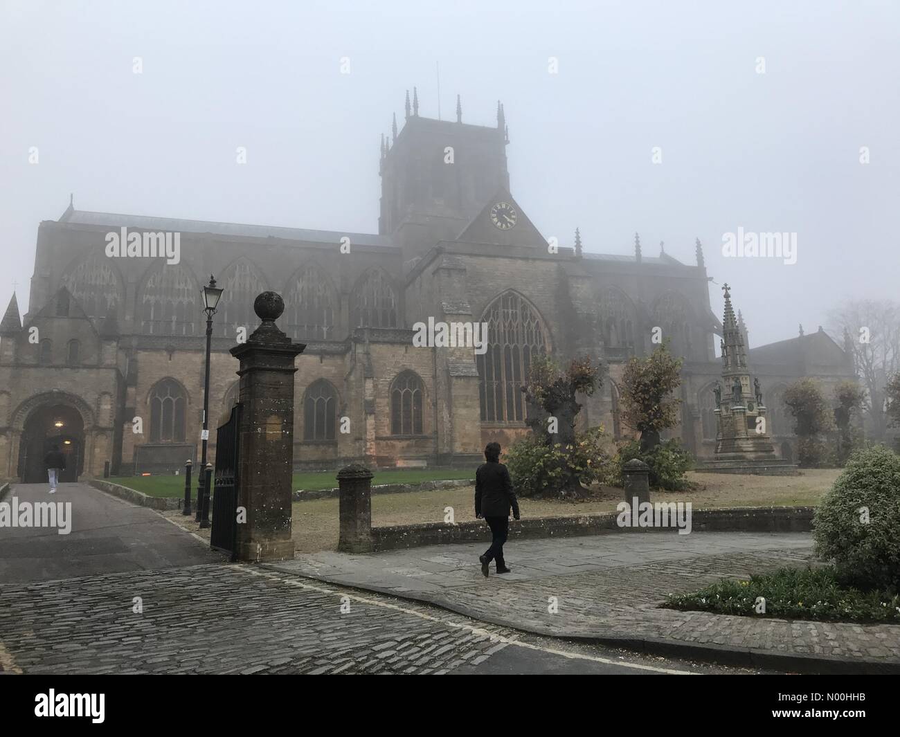 Uk Wetter. sherborne, UK. 2. november 2017. Nebel auf Sherborne Abbey in Dorset steigt mit einem Met Office gelb Wetter Warnung für Nebel. josie Elias/alamy leben Nachrichten Stockfoto