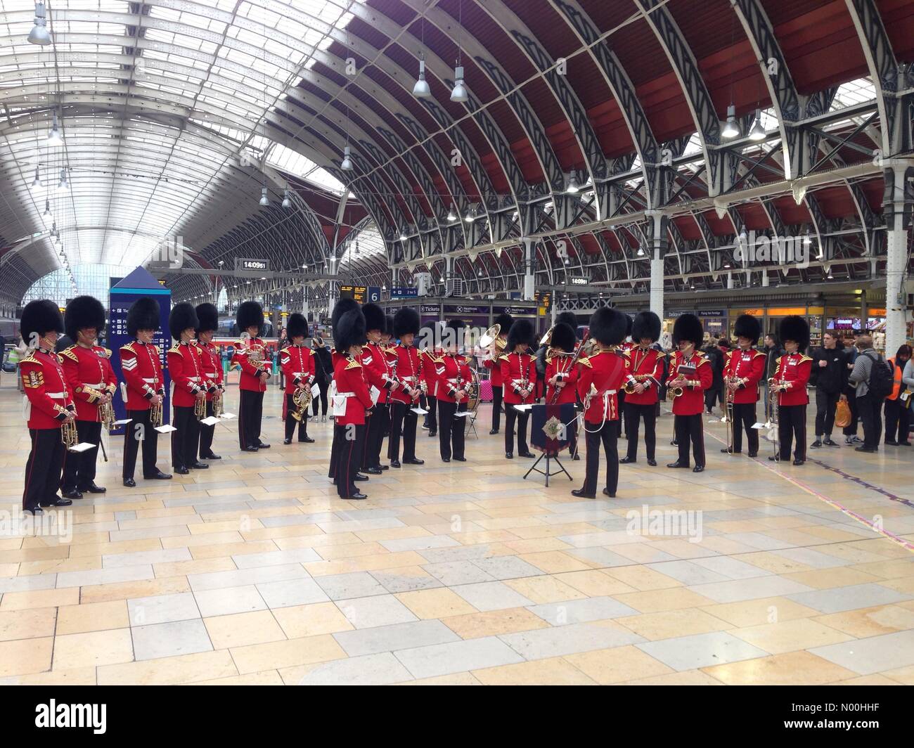 Die Scots Guards-Band tritt in der Bahnhofshalle Paddington auf, um den Gedenktag zu fördern. Stockfoto