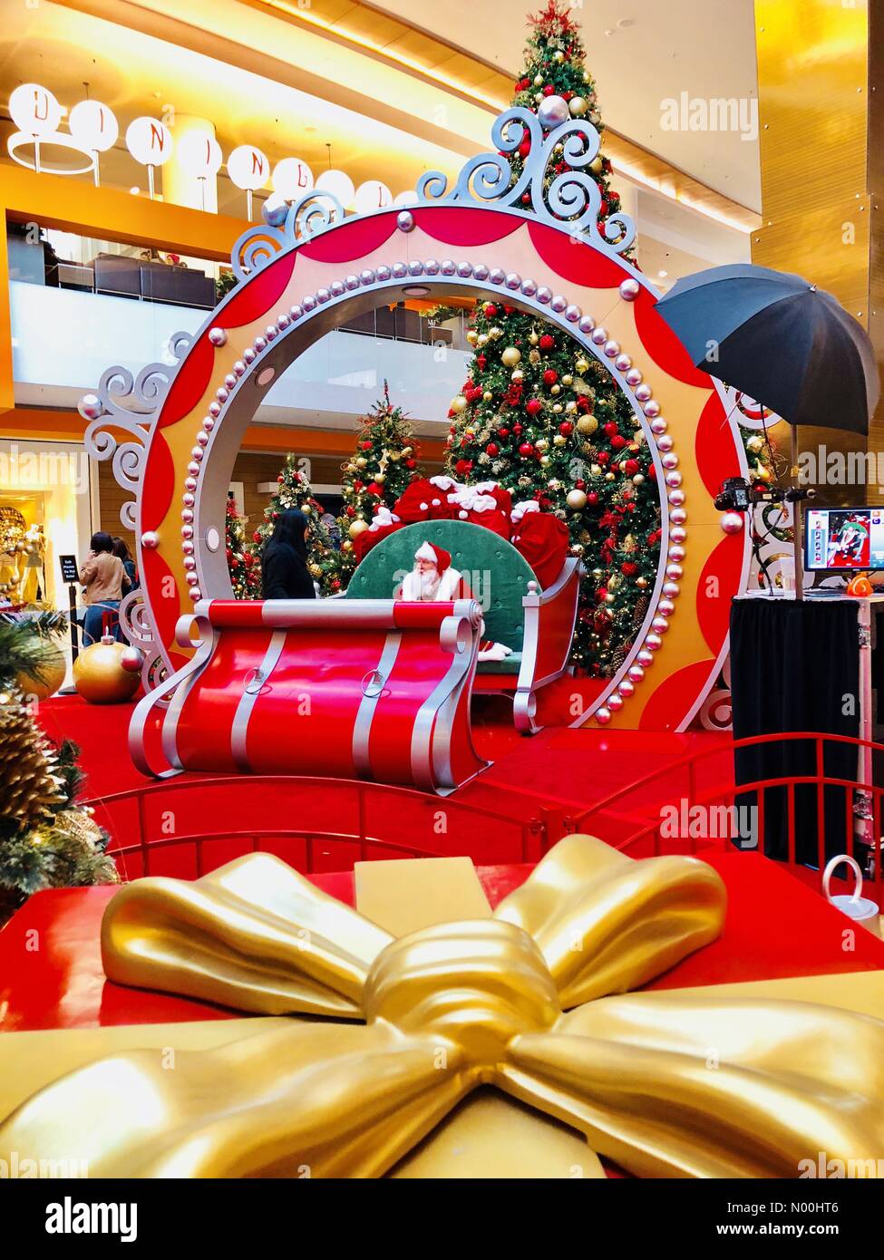 Garden City, New York, USA. 12 Nov, 2017 Santa Claus sitzt im grossen Schlitten warten auf Kinder zu Besuch Foto von festlichen Weihnachtsbaum urlaub Anzeige berücksichtigt, an der Long Island Shopping mall Roosevelt Field. Credit: aparry/stockimonews/alamy Leben Nachrichten haben Stockfoto