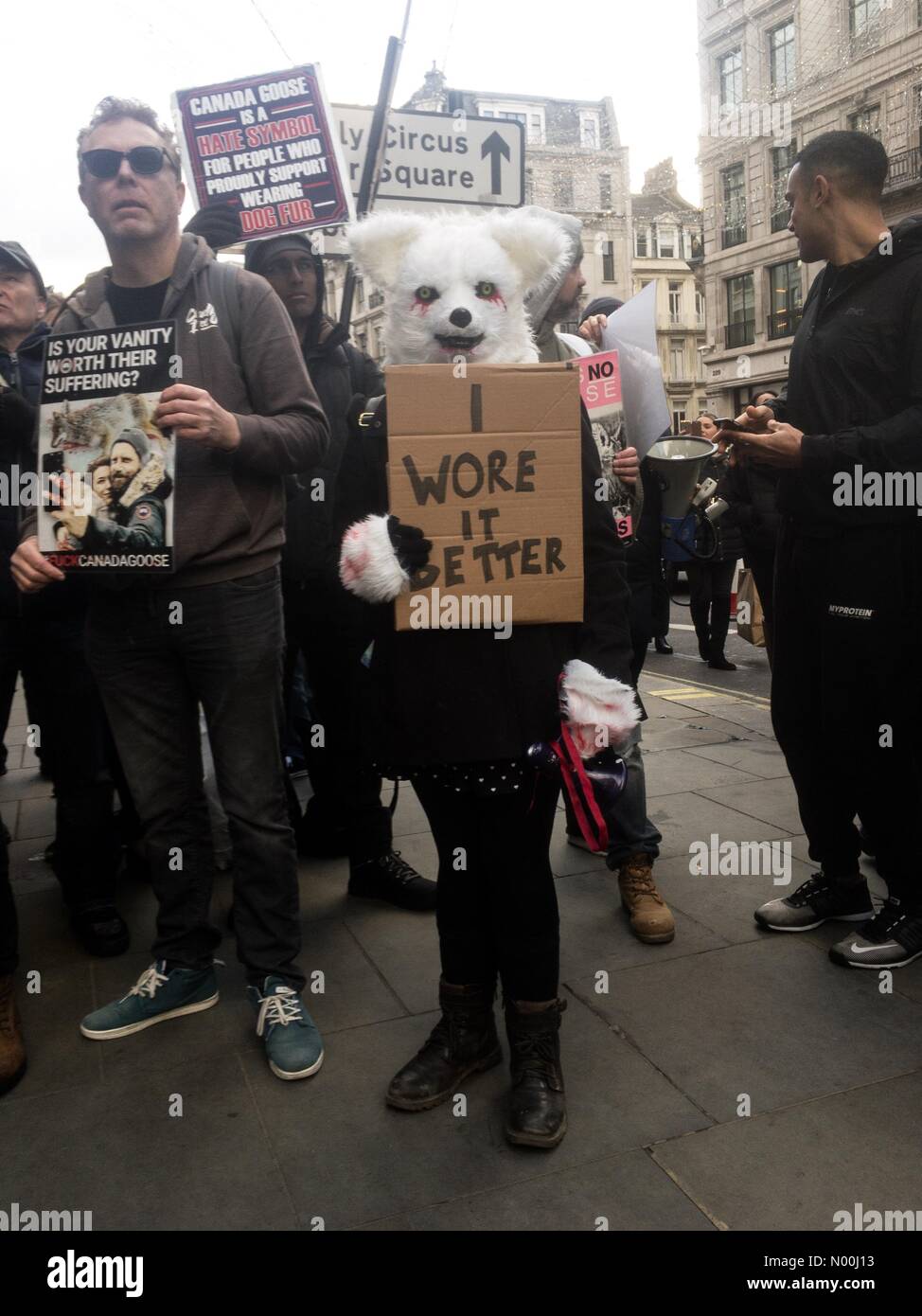 London, Großbritannien. 25. November 2017. Tierschützer protestierten vor dem Laden einer High-Street-Marke in der Nähe des Oxford Circus Credit: Emin Ozkan/StockimoNews/Alamy Live News Credit: Emin Ozkan/StockimoNews/Alamy Live News Stockfoto