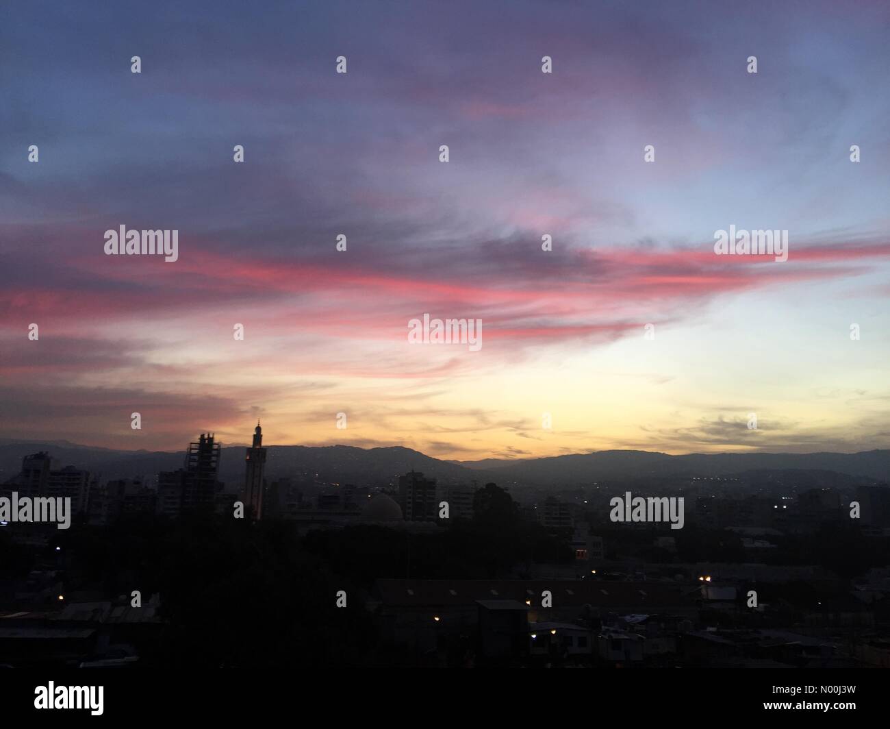 Beirut, Libanon, Sonne, Wolken, Bewölkt, Himmel, Hussein El saneh, Berg, Lichter, Häuser Credit: husseinsaneh/stockimonews/alamy leben Nachrichten Stockfoto