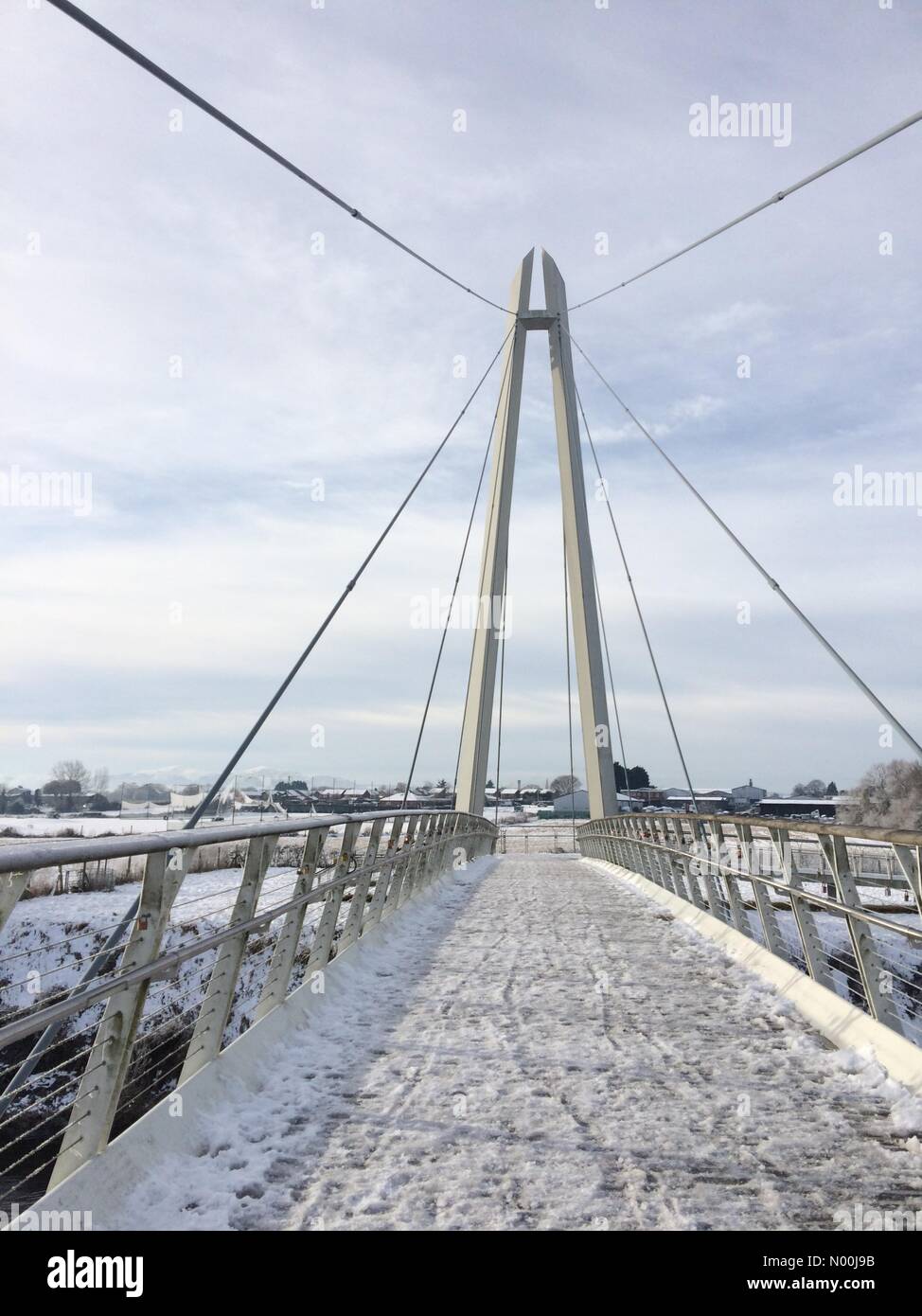Worcester, Großbritannien. 12 Dez, 2017. Diglis Brücke in Worcester abgedeckt in Eis und Schnee Credit: rachelwright/StockimoNews/Alamy leben Nachrichten Stockfoto