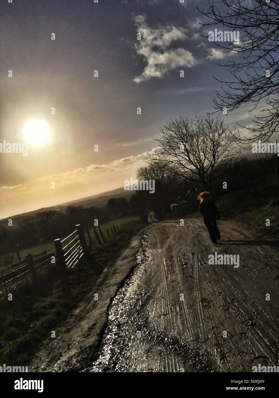 Letzter Sonnentag von 2017, eine Frau genießt einen Spaziergang auf Otley Chevin West Yorkshire. Wetter in Großbritannien Stockfoto
