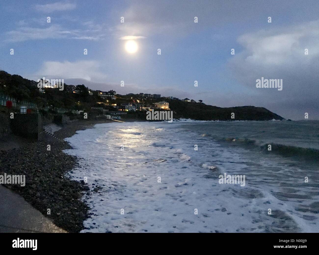 Stürmische Meere unter dem Mondlicht außerhalb Langlands Brasserie im Langland Bay in der Nähe von Swansea heute abend am letzten Tag im Jahr 2017. Credit: Phil Rees/StockimoNews/Alamy leben Nachrichten Stockfoto