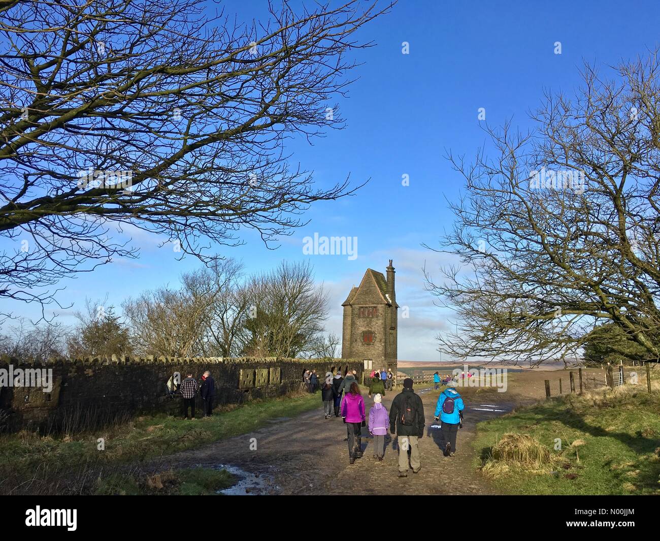 UK Wetter: Sonnig in Chorley. Familien feiern das neue Jahr wandern in Rivington in der Nähe von Chorley. Leute, Taubenturm Torheit. Stockfoto