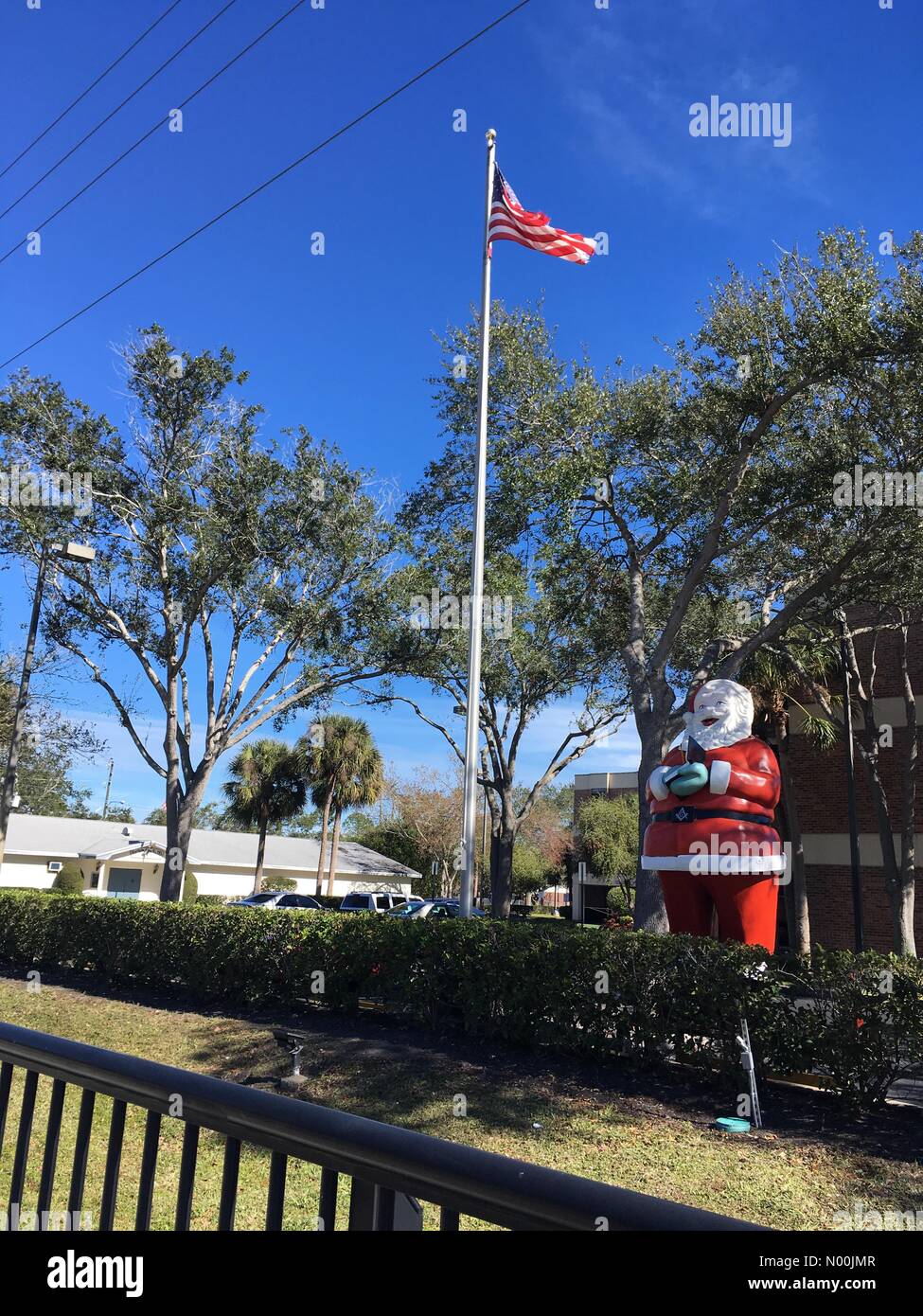 Florisa, USA. 5. Januar, 2018. Weihnachtsmann mit der amerikanischen Flagge im sonnigen Florida Credit: Teresa Williams/StockimoNews/Alamy Live News Credit: Teresa Williams/StockimoNews/Alamy leben Nachrichten Stockfoto