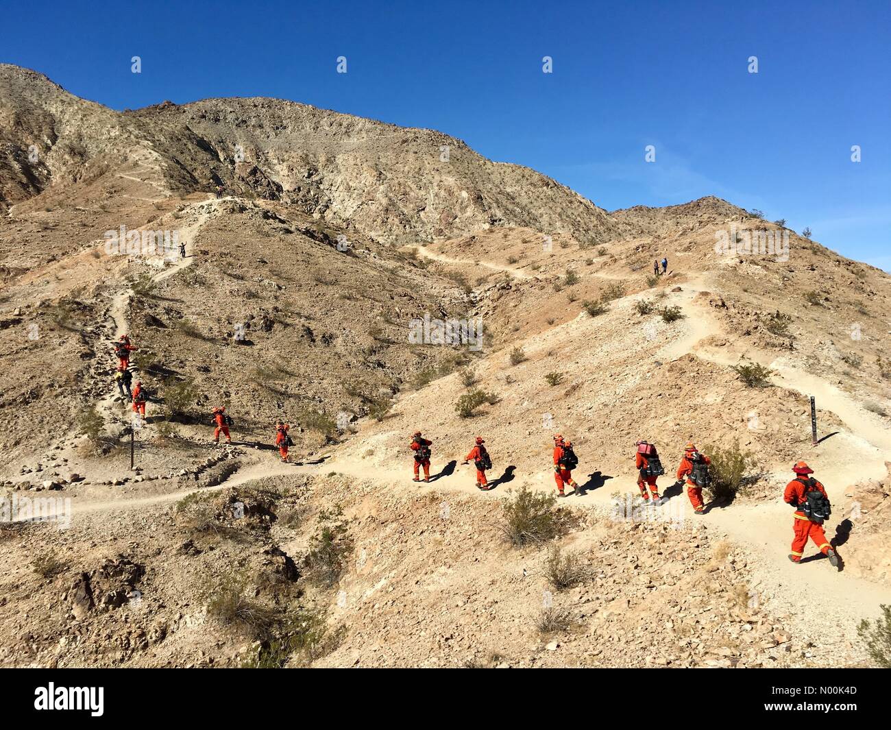 Palm Desert, Kalifornien, USA, 26. Januar 2018 Gefängnisinsassen aus der Eiche Glen Conservation Camp in Yucaipa, Kalifornien unterstützen cal Feuer Feuerwehrmänner auf dem Stoß und Schleifen Trail. Stockfoto