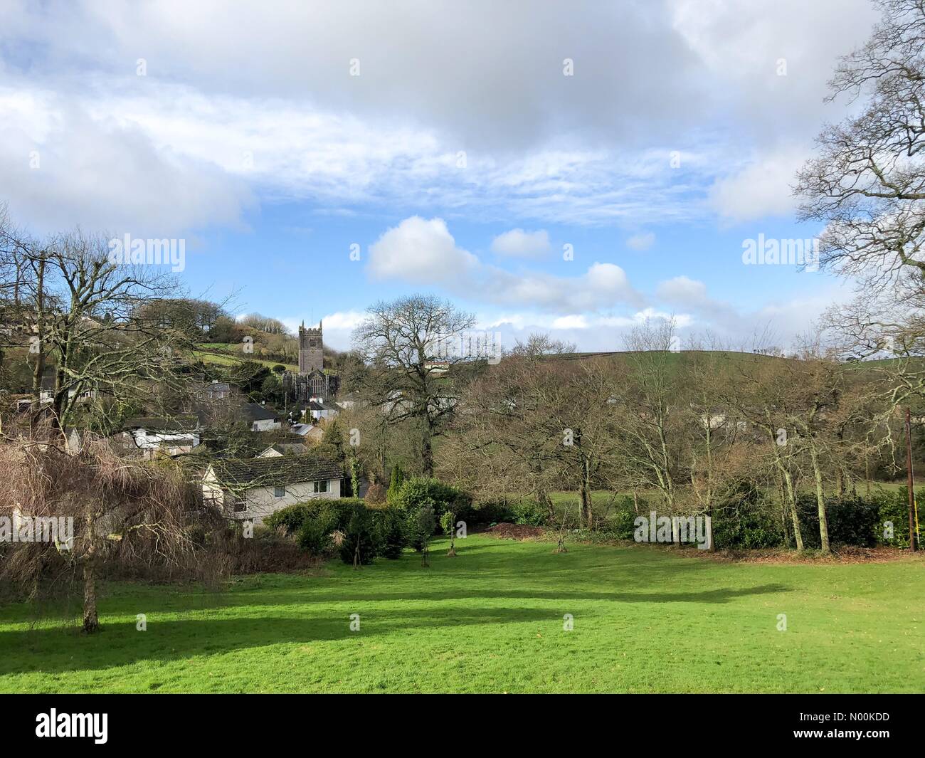 Marldon, Paignton, Großbritannien. 13 Feb, 2018. UK Wetter: Sonnig in Torquay. Love Lane, Marldon. 13. Februar 2018. Starke Winde brachten Sonnig nach Devon heute. Marldon in der Nähe von Torquay in South Devon. Credit: jamesjagger/StockimoNews/Alamy leben Nachrichten Stockfoto