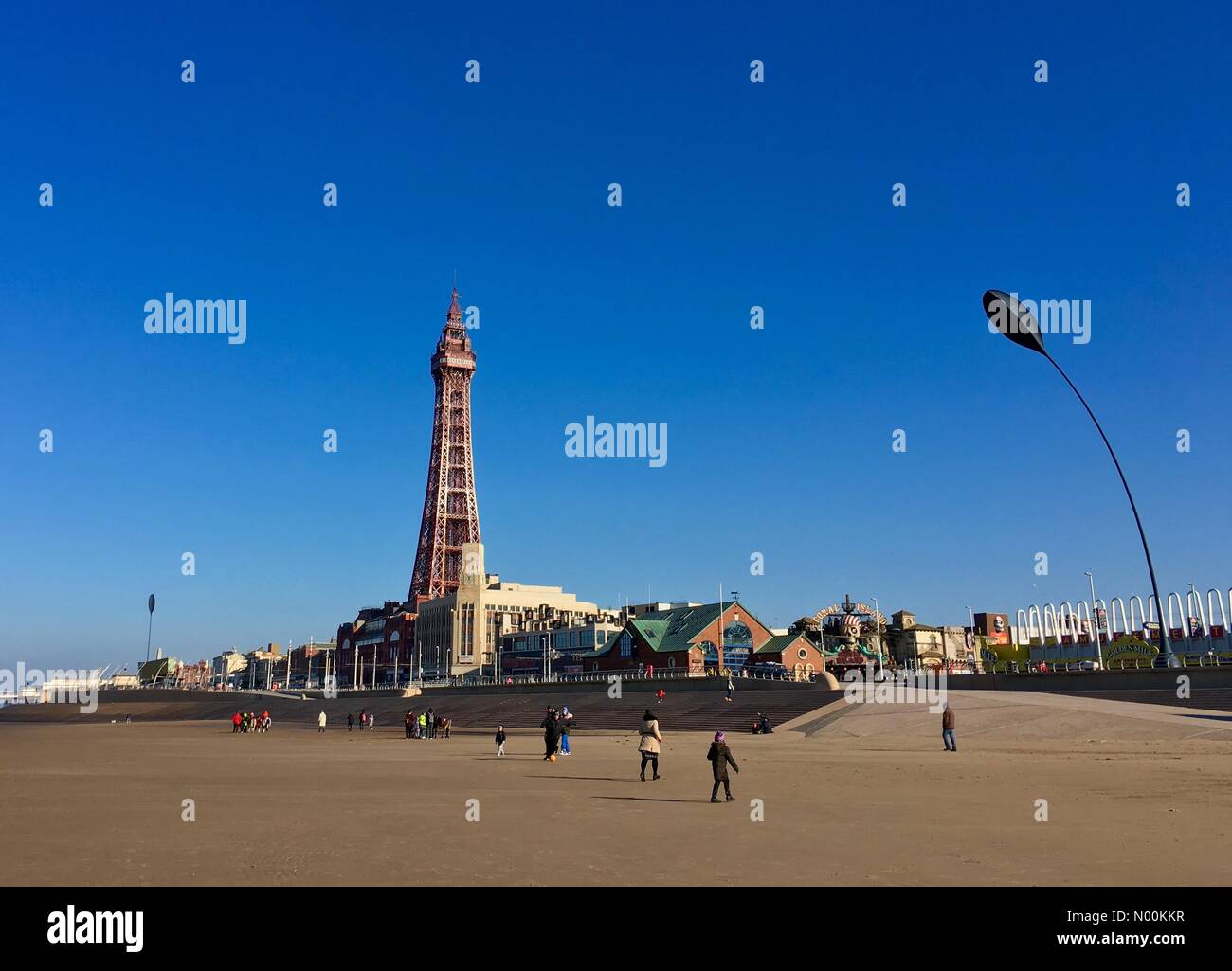 Blackpool, Großbritannien. 25. Februar, 2018. UK Wetter: Sonnig bei Blackpool. Klarer blauer Himmel, aber kalter Wind am Strand von Blackpool bei Ebbe. Eselreiten und Menschen warm eingepackt am Strand. Credit: Lancashire Images/StockimoNews/Alamy leben Nachrichten Stockfoto