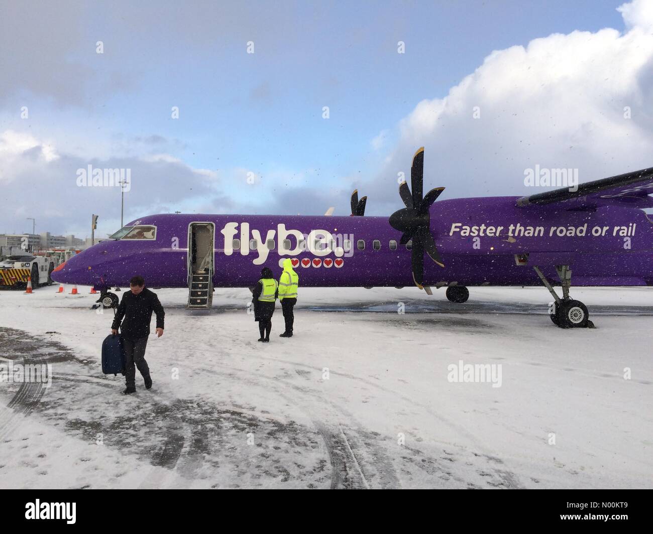 Edinburgh, Schottland. 28 Feb, 2018. UK Wetter: Passagiere von Bord einer stornierten Flug von Edinburgh nach London City Airport, wie das Tier aus dem Osten Wetter front Chaos reisen. Credit: Andrew O'Brien/StockimoNews/Alamy leben Nachrichten Stockfoto