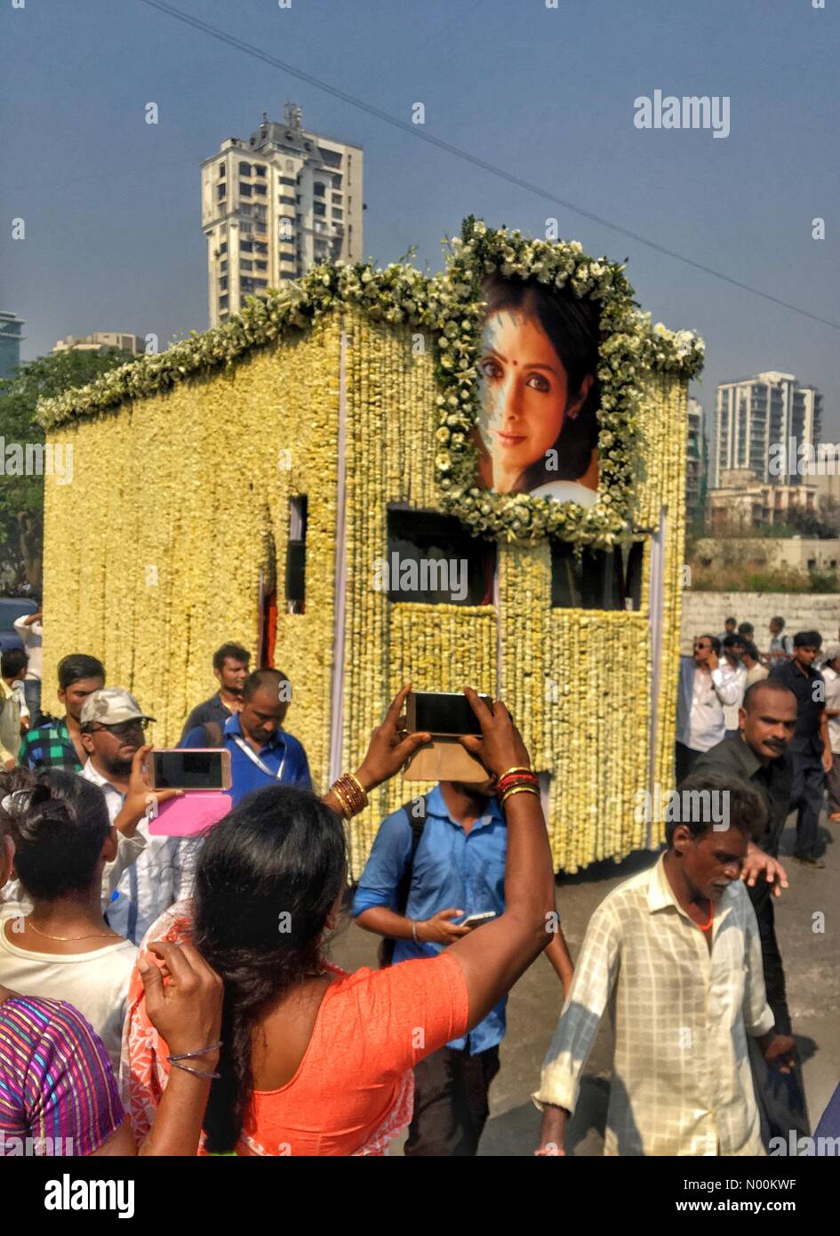 Mumbai, Indien. 28. Februar, 2018. 86, Modell Stadt, Andheri West, Mumbai, Maharashtra, Indien. 28 Feb, 2018. Fans von Bollywood Schauspielerin spät Sridevi Kapoor und Frau zu Boney Kapoor erfasst die letzten Erinnerungen an ihrer Beerdigung Prozession in Mumbai Ihre letzten Rechte respektieren, die Einäscherung. Credit: Yusuf Kathawala/StockimoNews/Alamy leben Nachrichten Stockfoto