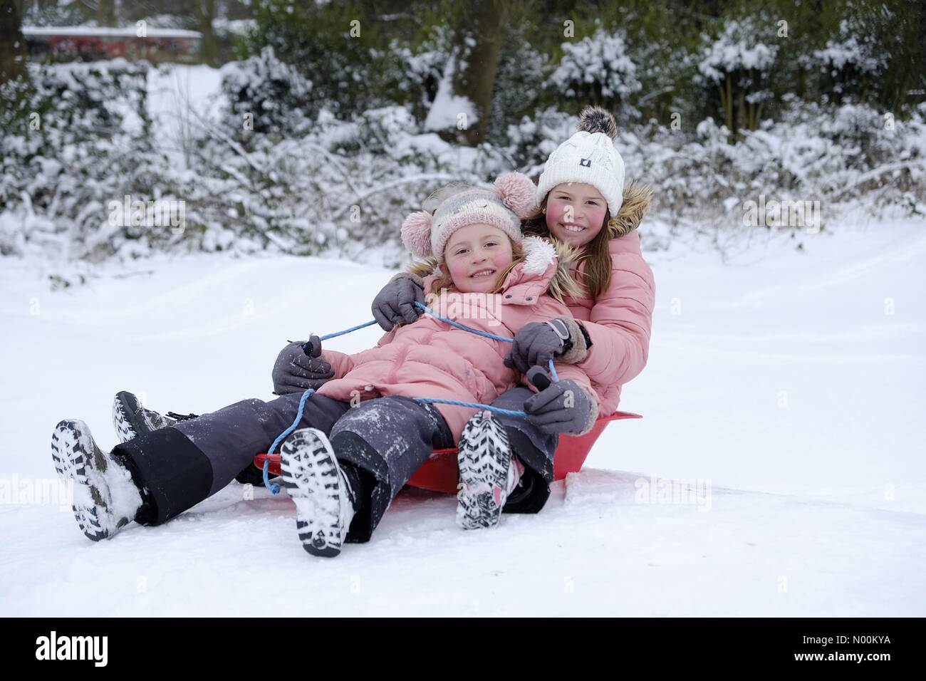 Wibsey Park, Bradford, West Yorkshire, UK. 1. März, 2018. Zwei Mädchen einen Tag Schule in Wibsey Park, Bradford, West Yorkshire, England. Bild: Rob Ford/StockimoNews/Alamy leben Nachrichten Stockfoto