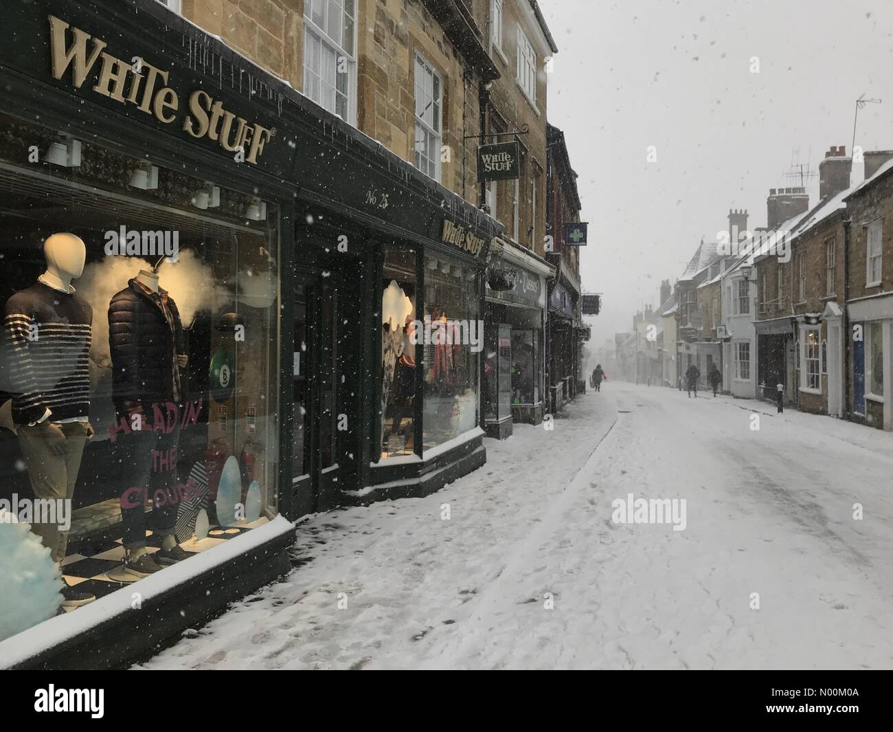 UK Wetter. Billig Straße im Schnee, Sherborne, West Dorset. Viele weiße Zeug billige Straße am Nachmittag als Sturm Emma mehr Schnee und Glatteis in den Westen Land bringt. Stockfoto