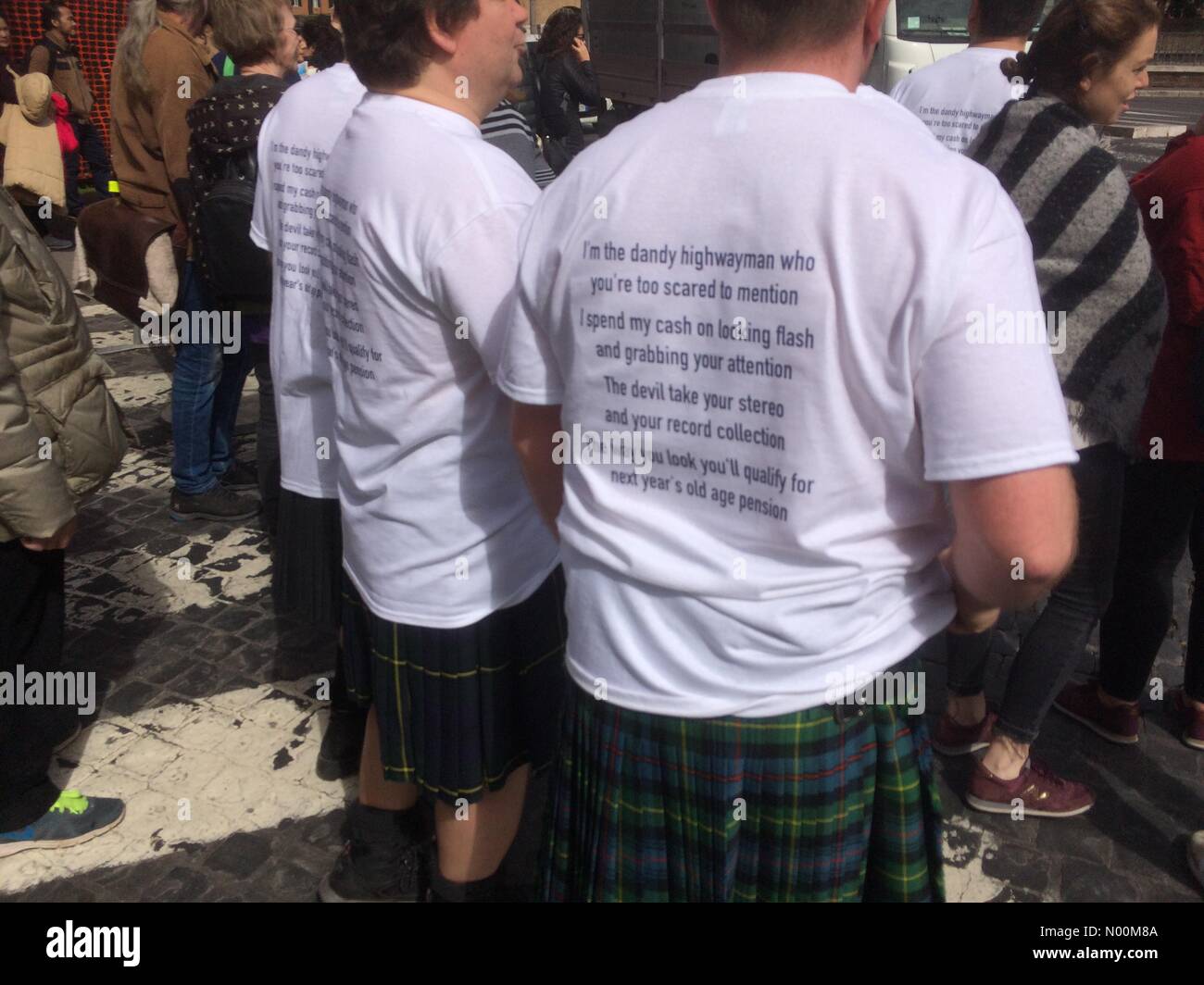 Scottish Rugby Fans in die Innenstadt von Rom vor sechs Nationen Rugby v Italien Stockfoto