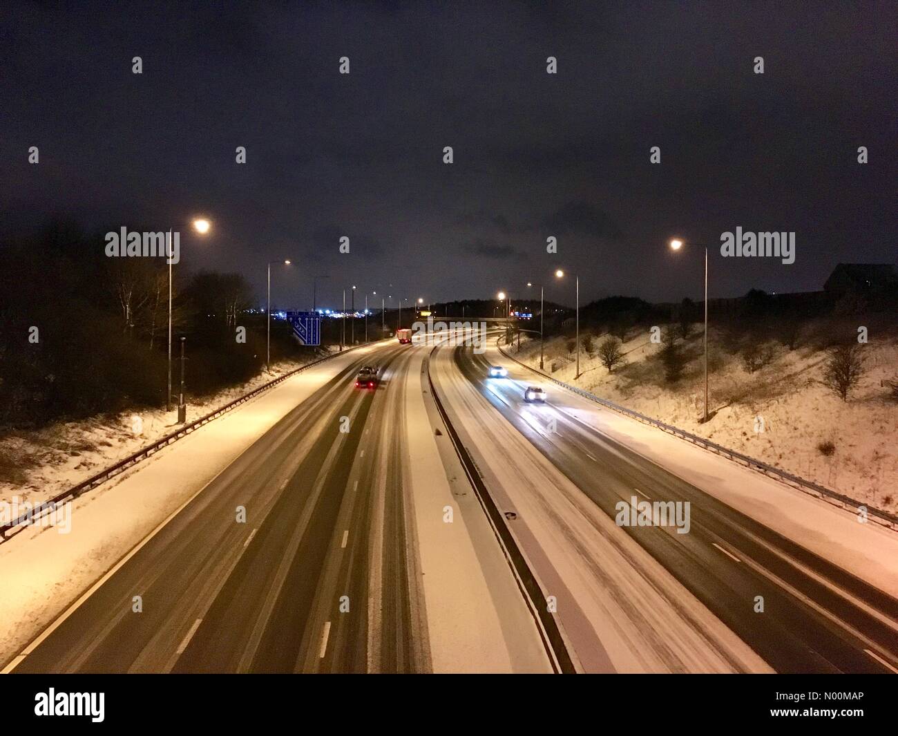 UK Wettervorhersage - 17 März 2018 Morley, Leeds. Schneefall hat schwierige Fahrbedingungen auf der Autobahn M62 in der Nähe von Morley in der Nähe von Leeds. Stockfoto