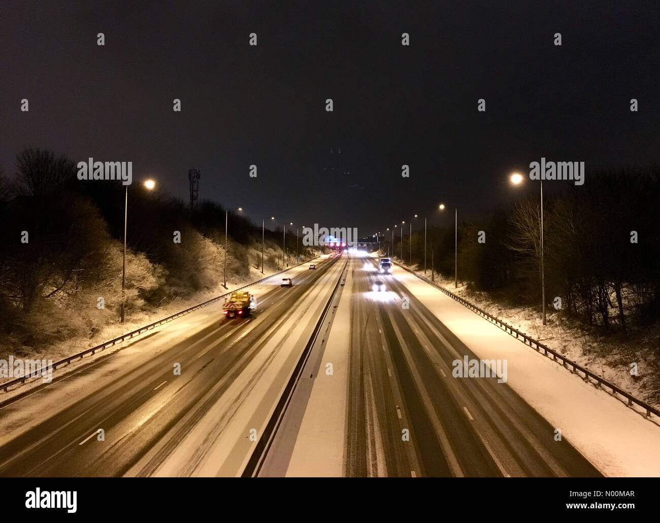 UK Wettervorhersage - 17 März 2018 Morley, Leeds. Schneefall hat schwierige Fahrbedingungen auf der Autobahn M62 in der Nähe von Morley in der Nähe von Leeds. Stockfoto