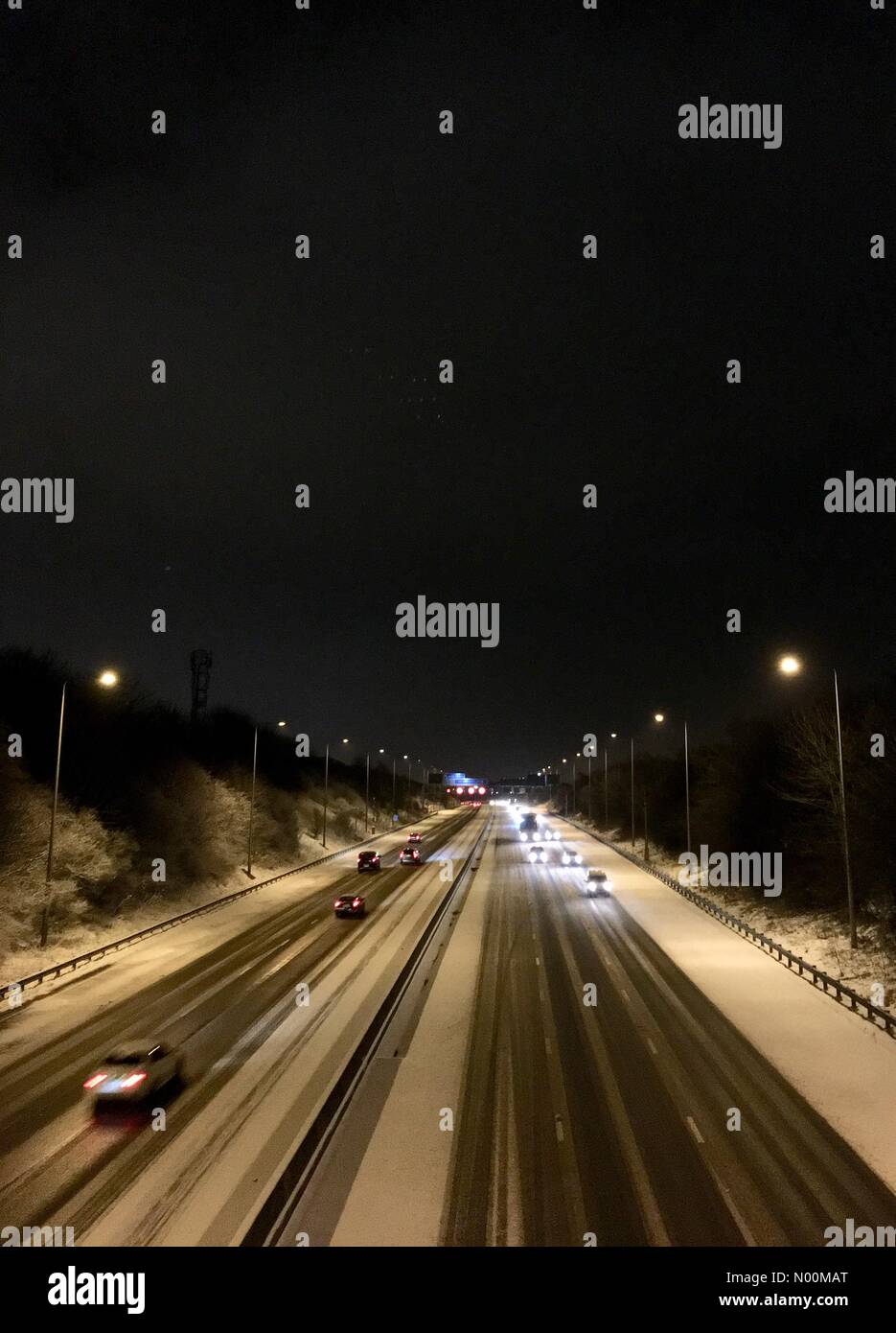 UK Wettervorhersage - 17 März 2018 Morley, Leeds. Schneefall hat schwierige Fahrbedingungen auf der Autobahn M62 in der Nähe von Morley in der Nähe von Leeds. Stockfoto