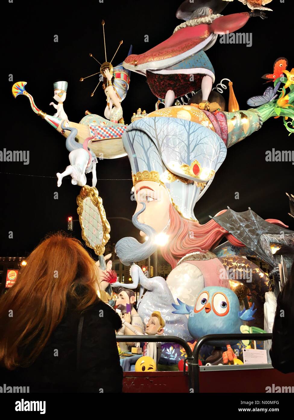 18. März 2018 Valencia Spanien Frau suchen Bei giant Abbildung von Papier für den berühmten Las Fallas Festival in Valencia Spanien Kredit: Emin Ozkan/StockimoNews/Alamy leben Nachrichten Stockfoto