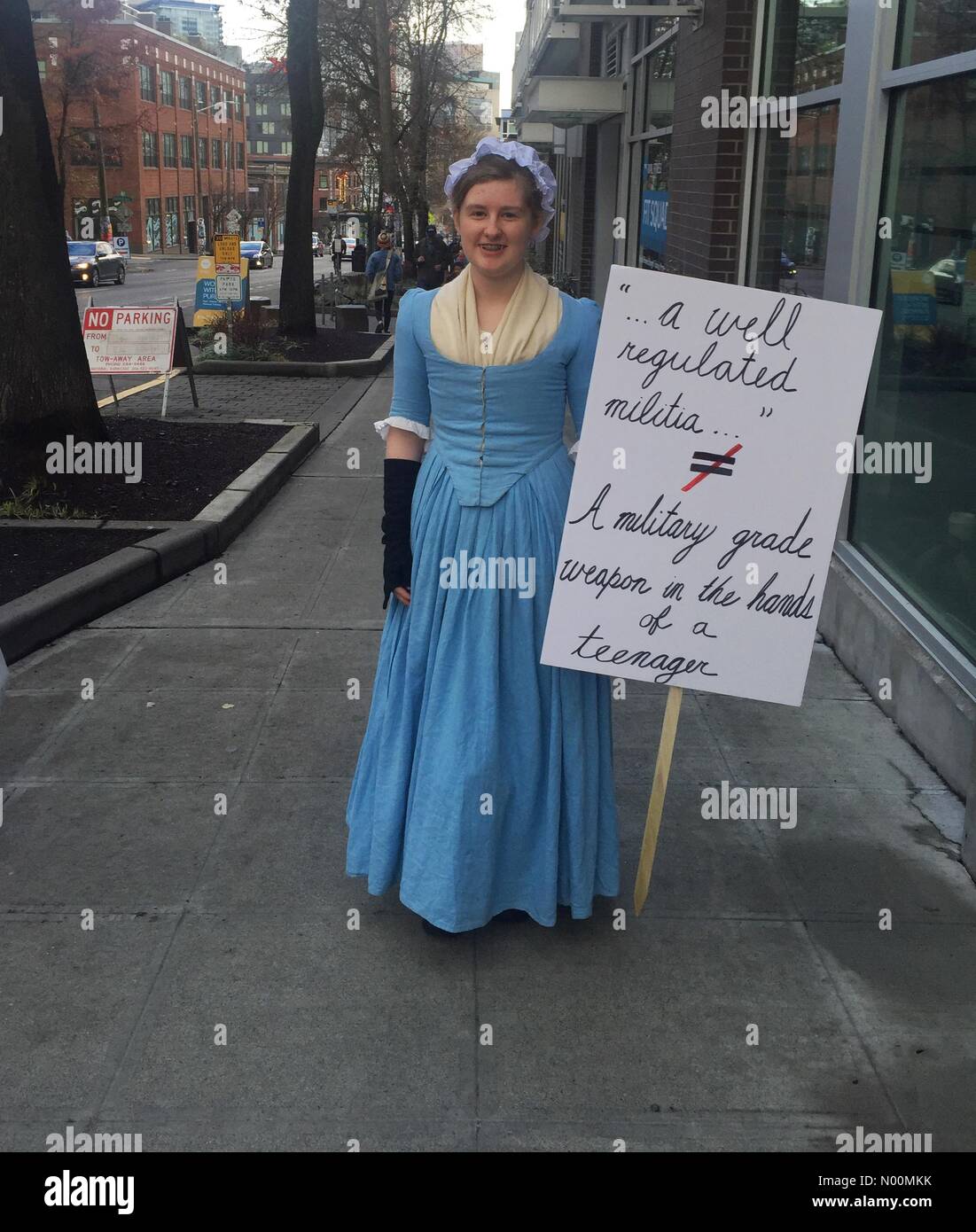 Frau gekleidet wie eine suffragette Holding protest Poster auf Seattle Straße während der anti Gewehr März am 24. März 2018 Stockfoto