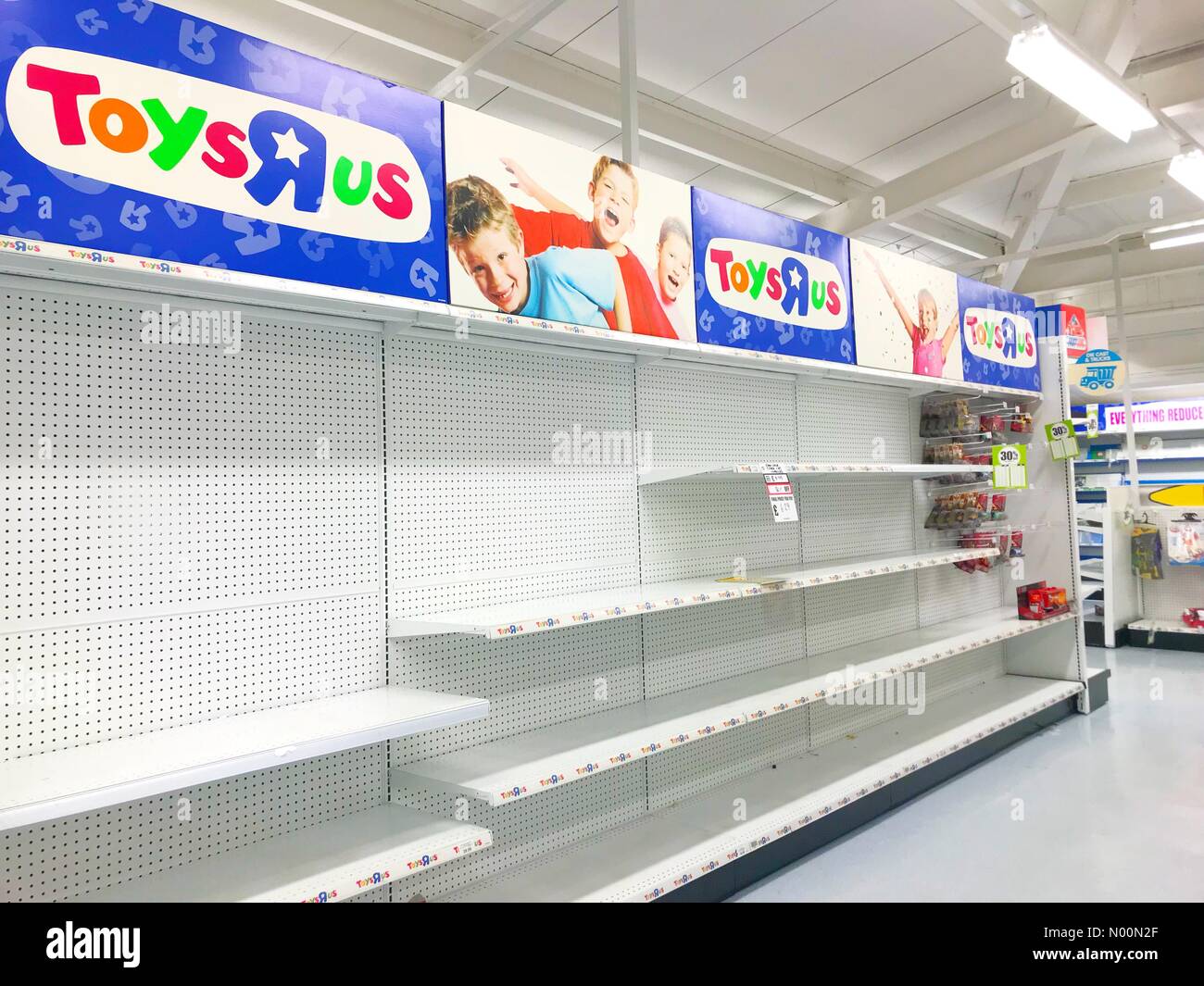 London, Großbritannien. 03 Apr, 2018. Leere Regale bei Toys R Us store in Colliers Wood, South West London. Der Händler ist das Schließen aller ihrer Geschäfte mit dem Verlust von 3.000 britische Arbeitsplätze. Credit: Katie Collins/StockimoNews/Alamy leben Nachrichten Stockfoto