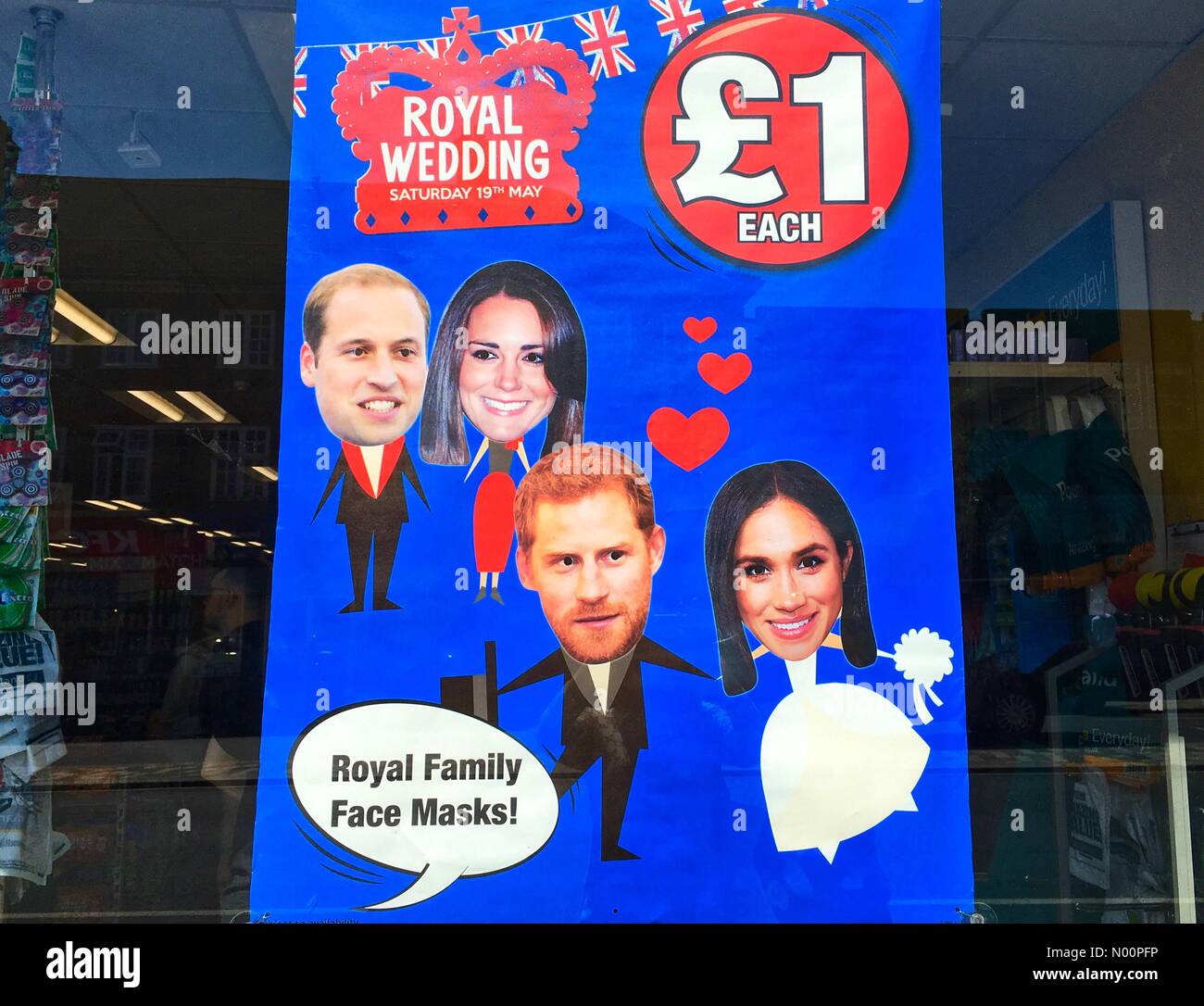 London, UK, 15. Mai 2018 ein Geschäft in London verkaufen Königliche Familie Gesichtsmasken für ein Pfund, in Vorbereitung auf die bevorstehende königliche Hochzeit von Prinz Harry Meghan Markle. Credit: Lisa Werner/StockimoNews/Alamy leben Nachrichten Stockfoto