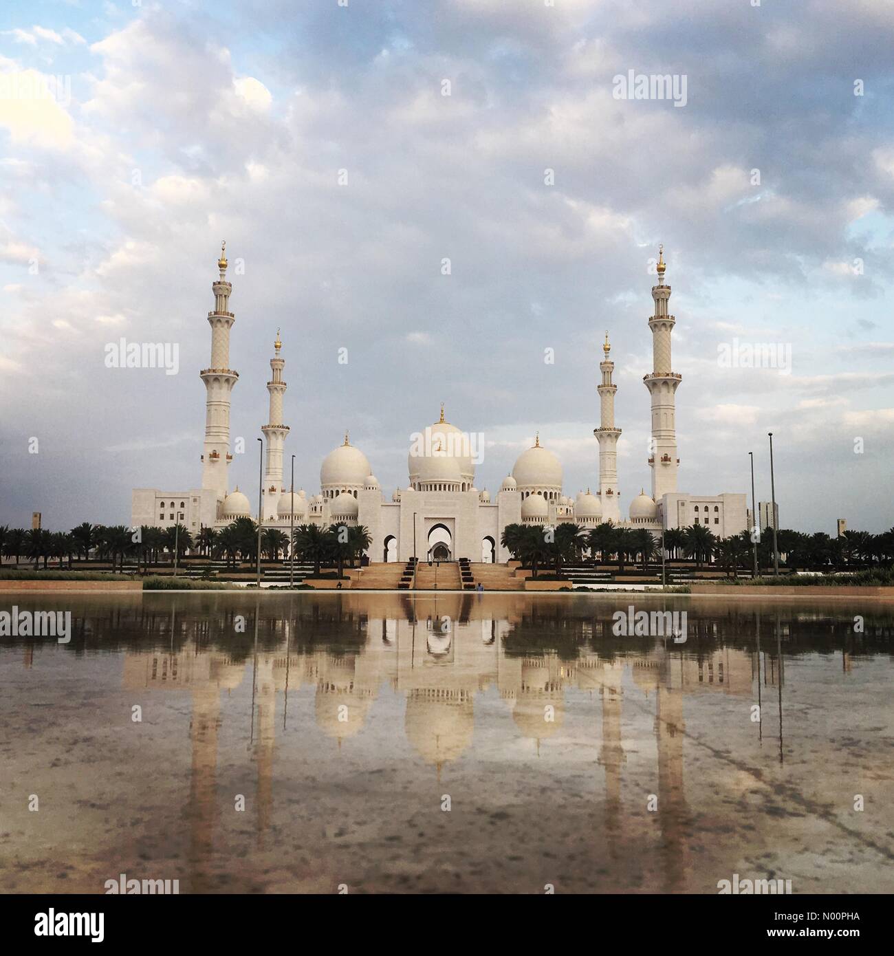 Abu Dhabi - Vereinigte Arabische Emirate. 17 Mai, 2018. Abu Dhabi, Vereinigte Arabische Emirate - Mai 17, 2018: Sonnenaufgang über Sheikh Zayed Moschee in Abu Dhabi am ersten Morgen des Ramadan 2018 Credit: Richard Sharrocks/StockimoNews/Alamy leben Nachrichten Stockfoto