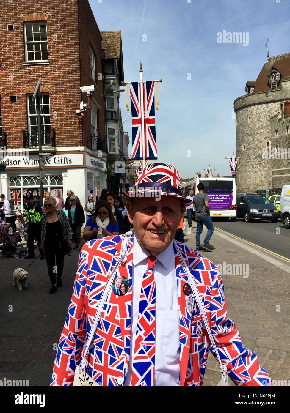 Britischer Mann die Straßen von Windsor, England Großbritannien Stockfoto