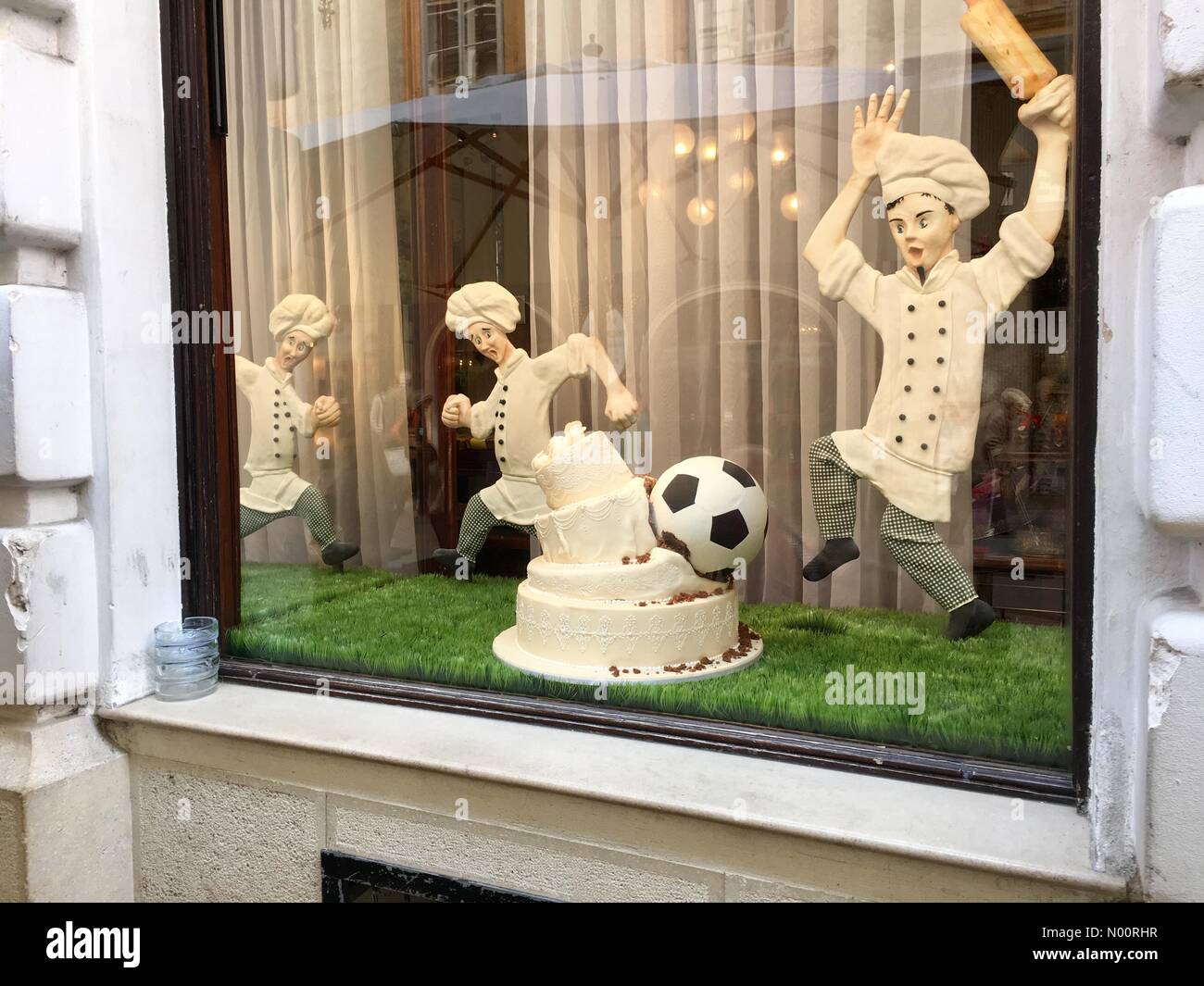 FIFA WM Wien, Österreich, 26. Juni 2018 eine lustige Anzeige in einer Bäckerei Fenster in Wien. Credit: Lisa Werner/StockimoNews/Alamy leben Nachrichten Stockfoto