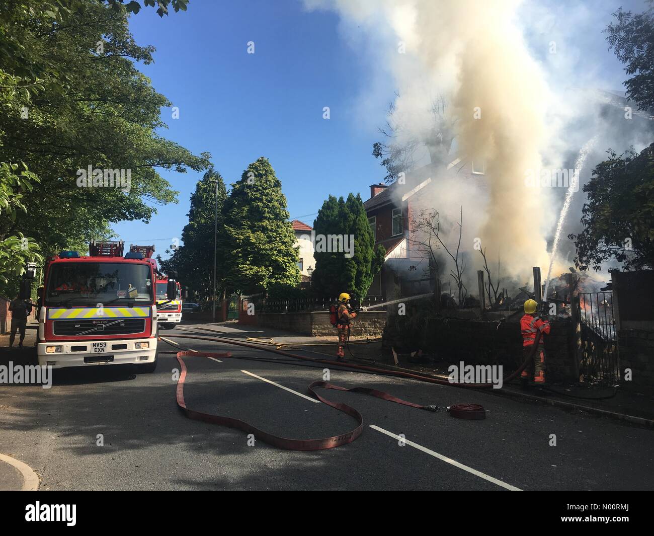 Worsley, Manchester, UK. 28 Juni, 2018. 28.6 / 18-Greater Manchester Feuerwehr Feuerwehrmänner bekämpfung Haus Brand mit Vollsperrungen im Boothstown, Worsley in der Nähe von Manchester, UK Credit: Schwarz Capture/StockimoNews/Alamy leben Nachrichten Stockfoto