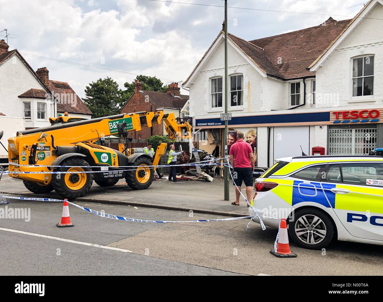 Ram Raid bei Tesco Express, Farnham, Surrey, Großbritannien Ridgway Straße, Farnham. 09. Juli 2018. Ein JCB wurde verwendet, um Ram Raid der örtlichen Tesco Express Stores in Farnham. Diebe aus, die mit einer ATM. Credit: jamesjagger/StockimoNews/Alamy leben Nachrichten Stockfoto