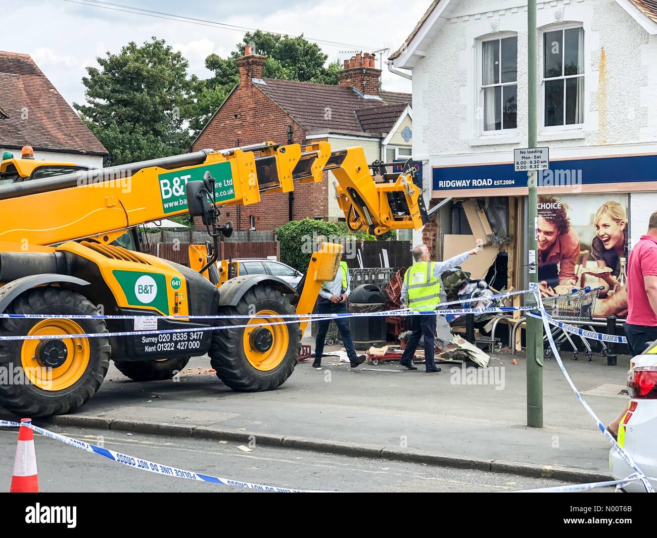 Ram Raid bei Tesco Express, Farnham, Surrey, Großbritannien Ridgway Straße, Farnham. 09. Juli 2018. Ein JCB wurde verwendet, um Ram Raid der örtlichen Tesco Express Stores in Farnham. Diebe aus, die mit einer ATM. Credit: jamesjagger/StockimoNews/Alamy leben Nachrichten Stockfoto