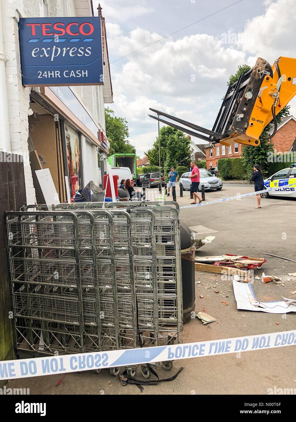 Ram Raid bei Tesco Express, Farnham, Surrey, Großbritannien Ridgway Straße, Farnham. 09. Juli 2018. Ein JCB wurde verwendet, um Ram Raid der örtlichen Tesco Express Stores in Farnham. Diebe aus, die mit einer ATM. Credit: jamesjagger/StockimoNews/Alamy leben Nachrichten Stockfoto