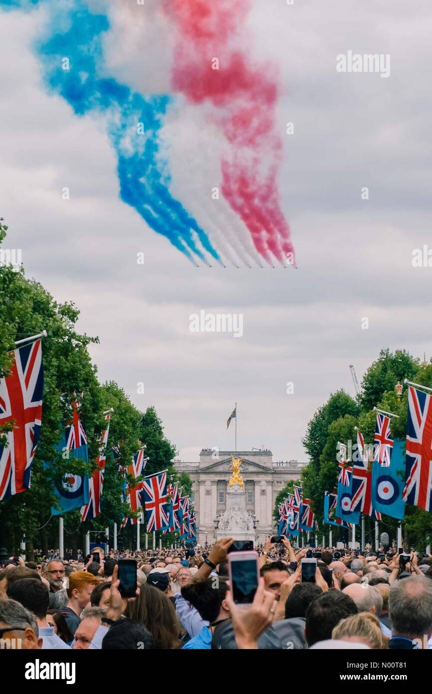 London, Großbritannien. 10. Juli 2018. Menschenmassen beobachten Die roten Pfeile auf der Mall und dem Buckingham Palace, den 100. Jahrestag der RAF zu feiern. 10. Juli 2018. Credit: Tom Leighton/StockimoNews/Alamy leben Nachrichten Stockfoto