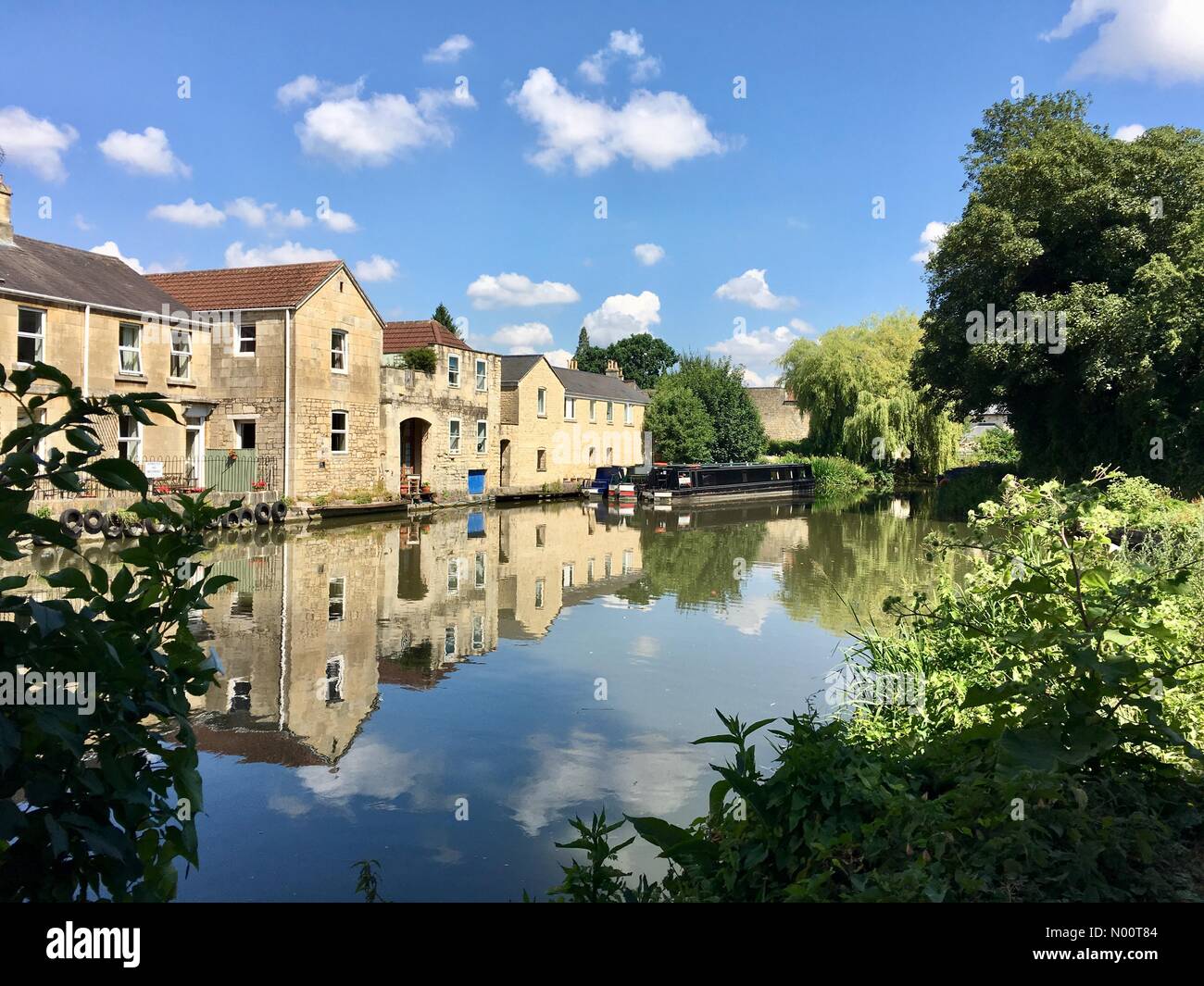 Bath, England, 11. Juli 2018 einen sonnigen und warmen 25 Grad heute entlang der Kennet und Avon Kanal an der Badewanne. Credit: Lisa Werner/StockimoNews/Alamy leben Nachrichten Stockfoto