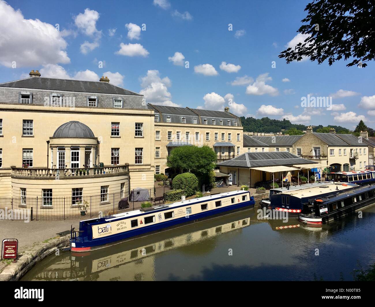 Bath, England, 11. Juli 2018 einen sonnigen und warmen 25 Grad heute entlang der Kennet und Avon Kanal an der Badewanne. Credit: Lisa Werner/StockimoNews/Alamy leben Nachrichten Stockfoto